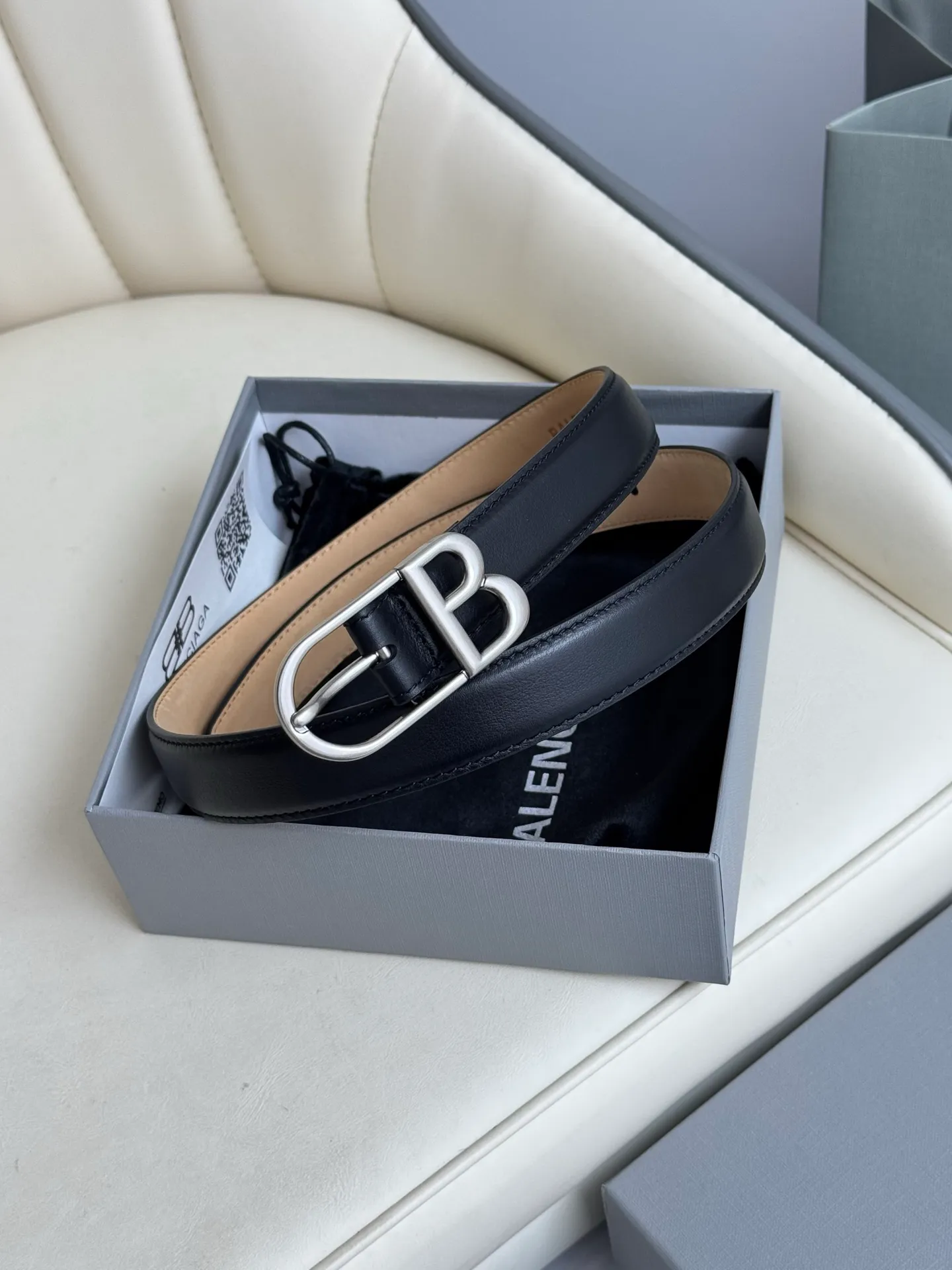 Balenciaga width 2.5cm is a French luxury brand with a status as one of the most influential brands in the fashion industry. The designer originates from: urban fashion trend and unique design style, made of imported calfskin; paired with pure copper retro hardware to make it more attractive. A versatile product worth owning
