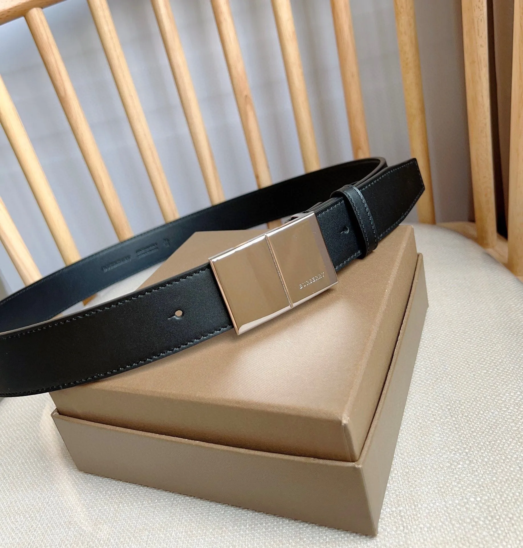 💰480💰Full package💰 💍Purchase level new Burberry⚡️🌹New arrivals at the counter simultaneously🎉 With contrasting topstitching details⚡️🌹Lining with smooth leather⚡️🌹Width 3.5cm Refined and elegant Simple and generous