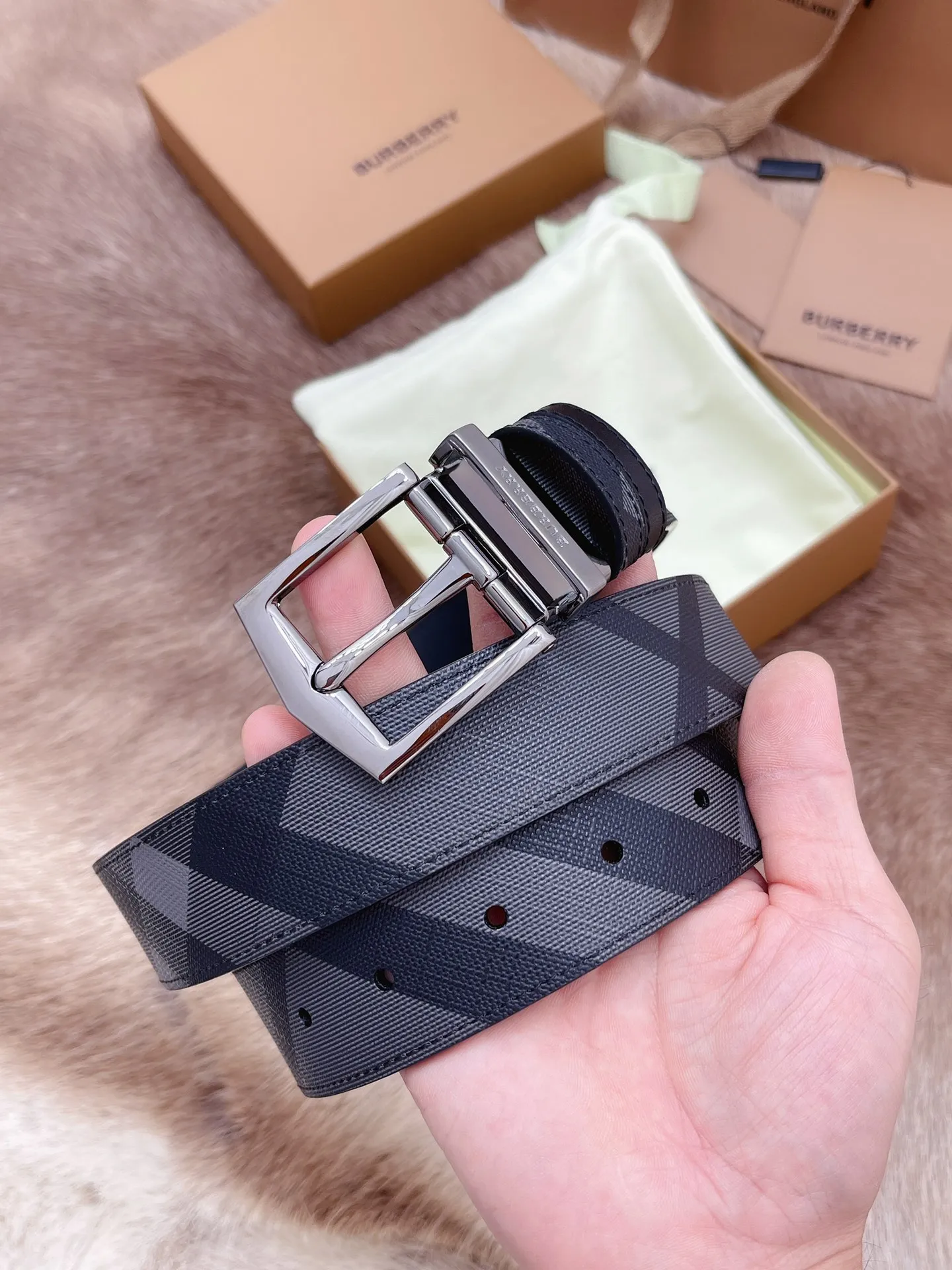 💰440💰Full set of packaging💰 💍Purchase-grade Burberry men's belt. Trading company order exported to Italy. Genuine size 3.5cm. OEM factory original leather material customization. Brass hardware vacuum plating to create the original taste of the product!