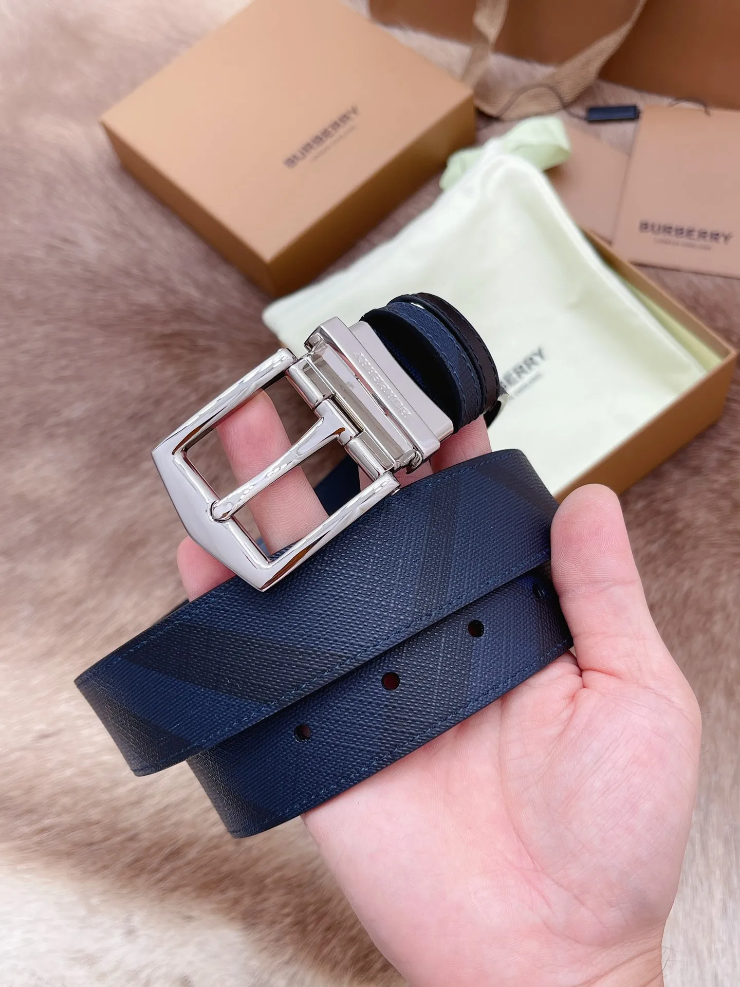 💰440💰Full set of packaging💰 💍Purchase-grade Burberry men's belt. Trading company order exported to Italy. Genuine size 3.5cm. OEM factory original leather material customization. Brass hardware vacuum plating to create the original taste of the product!
