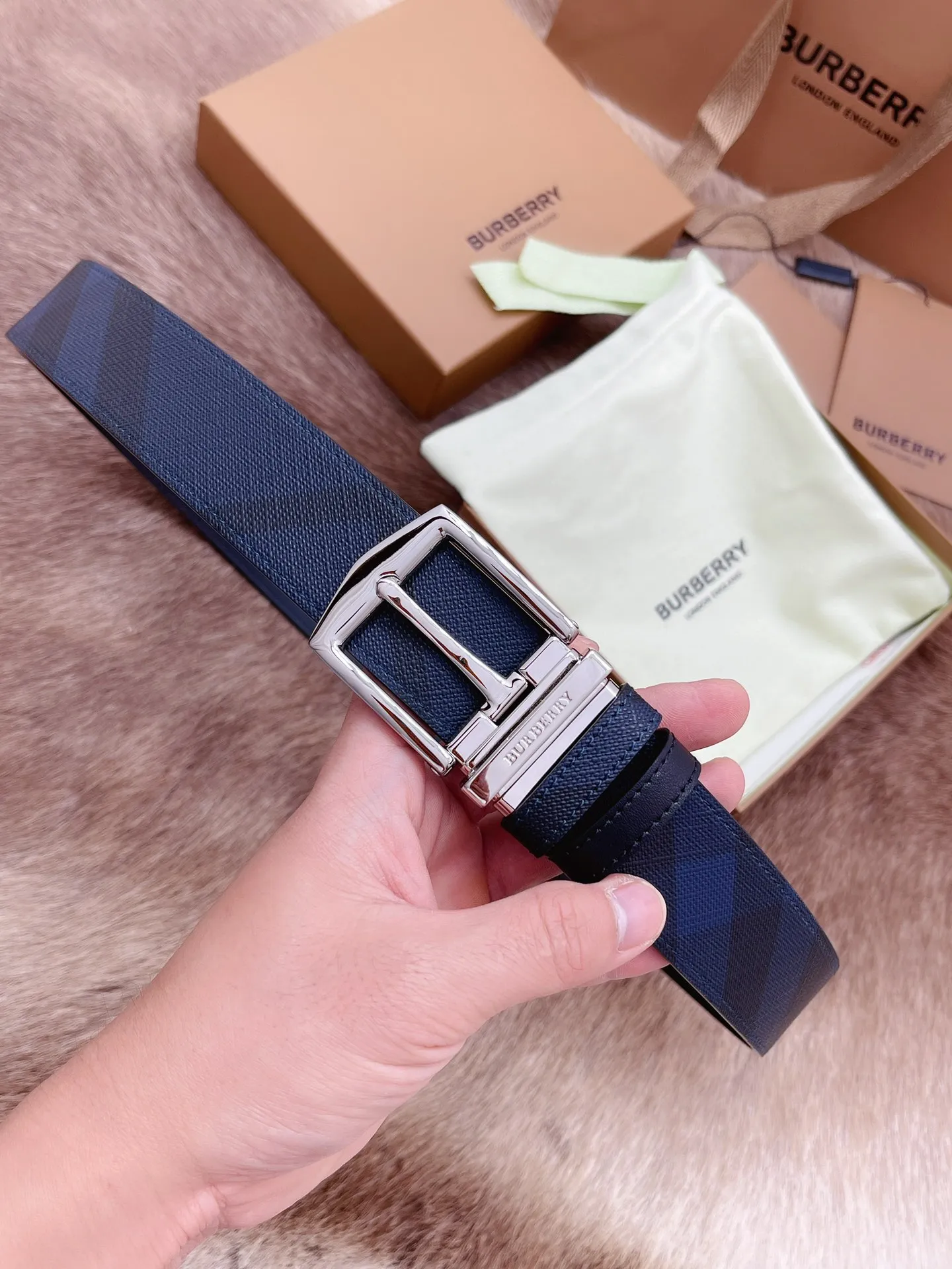 💰440💰Full set of packaging💰 💍Purchase-grade Burberry men's belt. Trading company order exported to Italy. Genuine size 3.5cm. OEM factory original leather material customization. Brass hardware vacuum plating to create the original taste of the product!