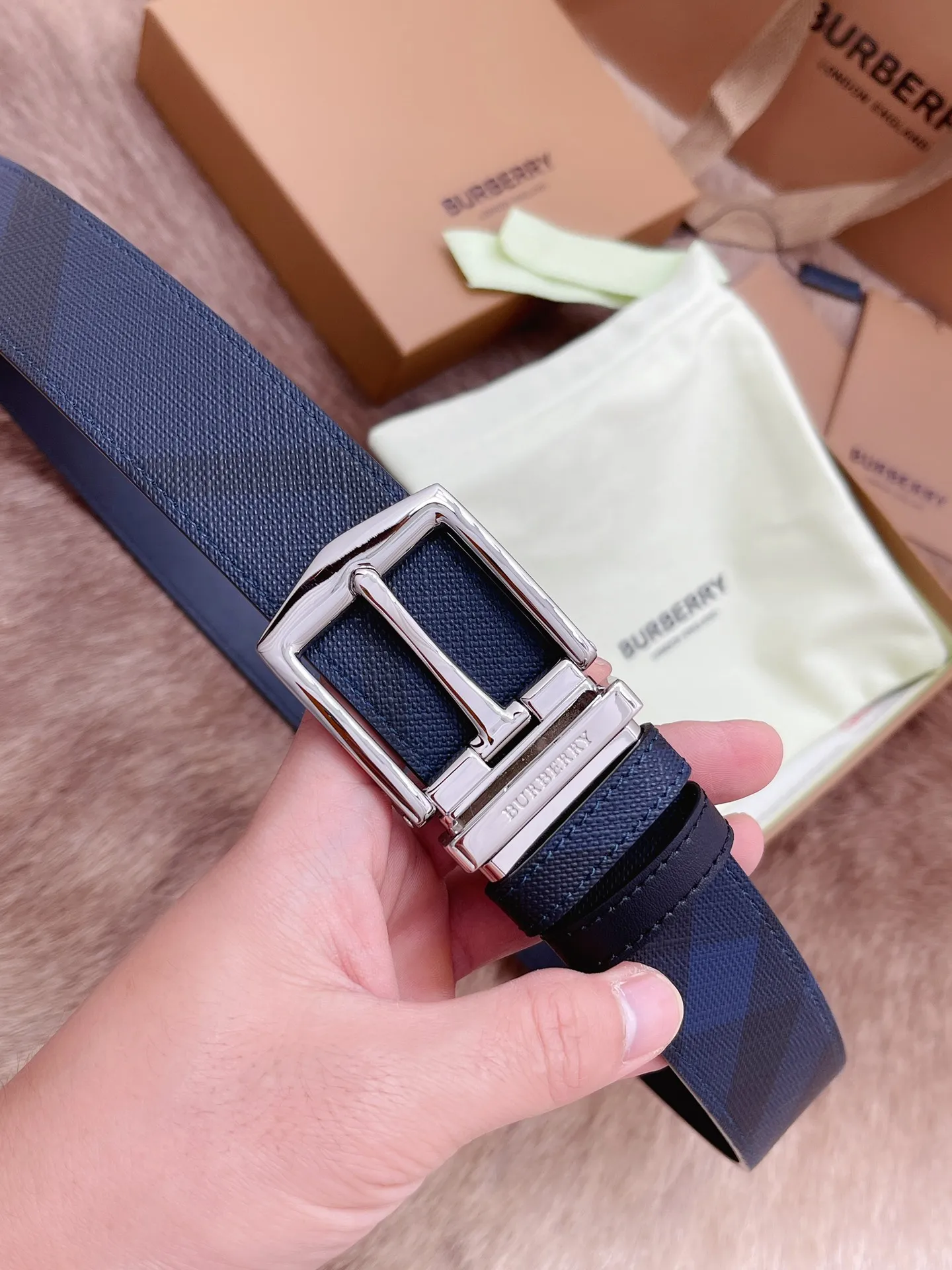 💰440💰Full set of packaging💰 💍Purchase-grade Burberry men's belt. Trading company order exported to Italy. Genuine size 3.5cm. OEM factory original leather material customization. Brass hardware vacuum plating to create the original taste of the product!