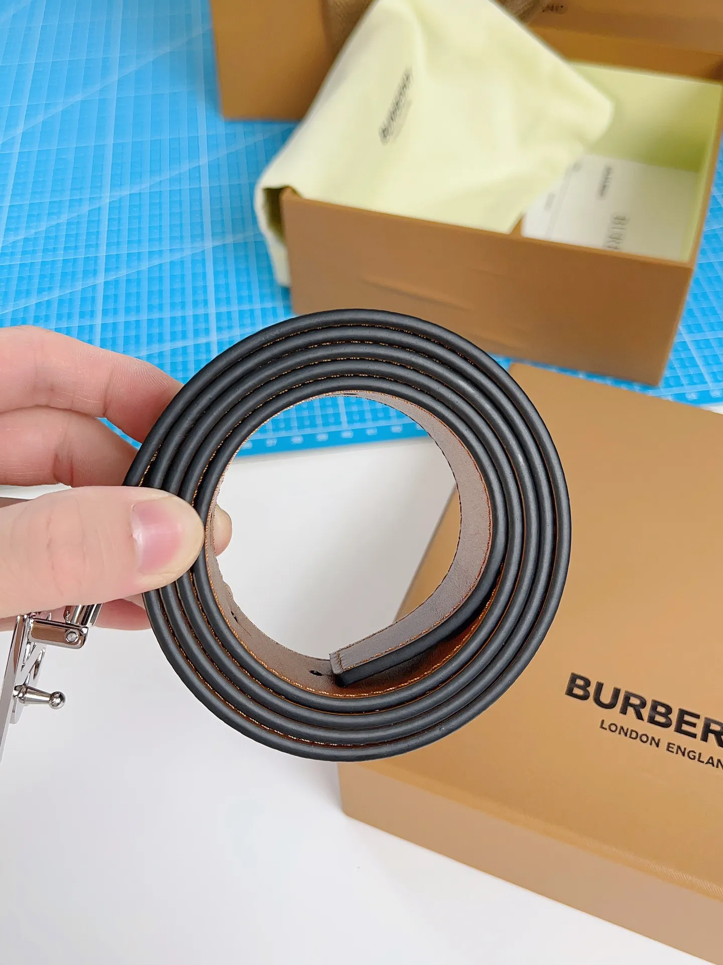 💰460💰Authentic packaging💰 💍Purchase grade "Burberry" Burberry🇬🇧British original leather, black cowhide. There is no doubt about the quality. There is no better, only the best. Size 3.5 cm
