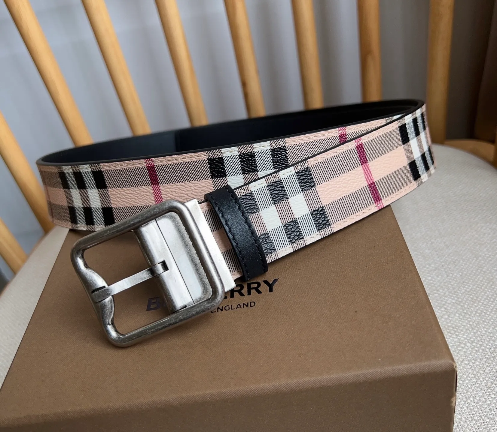 💰480💰Full package💰 💍Purchase level new Burberry ⚡️🌹New arrivals at the counter at the same time🎉🎉Double-sided Italian-made belt. Made of plaid environmentally friendly canvas. The reverse side is made of smooth leather. It is equipped with a palladium-plated exclusive logo pattern plaque buckle. Width: 3.5cm. Exquisite and elegant, simple and elegant.