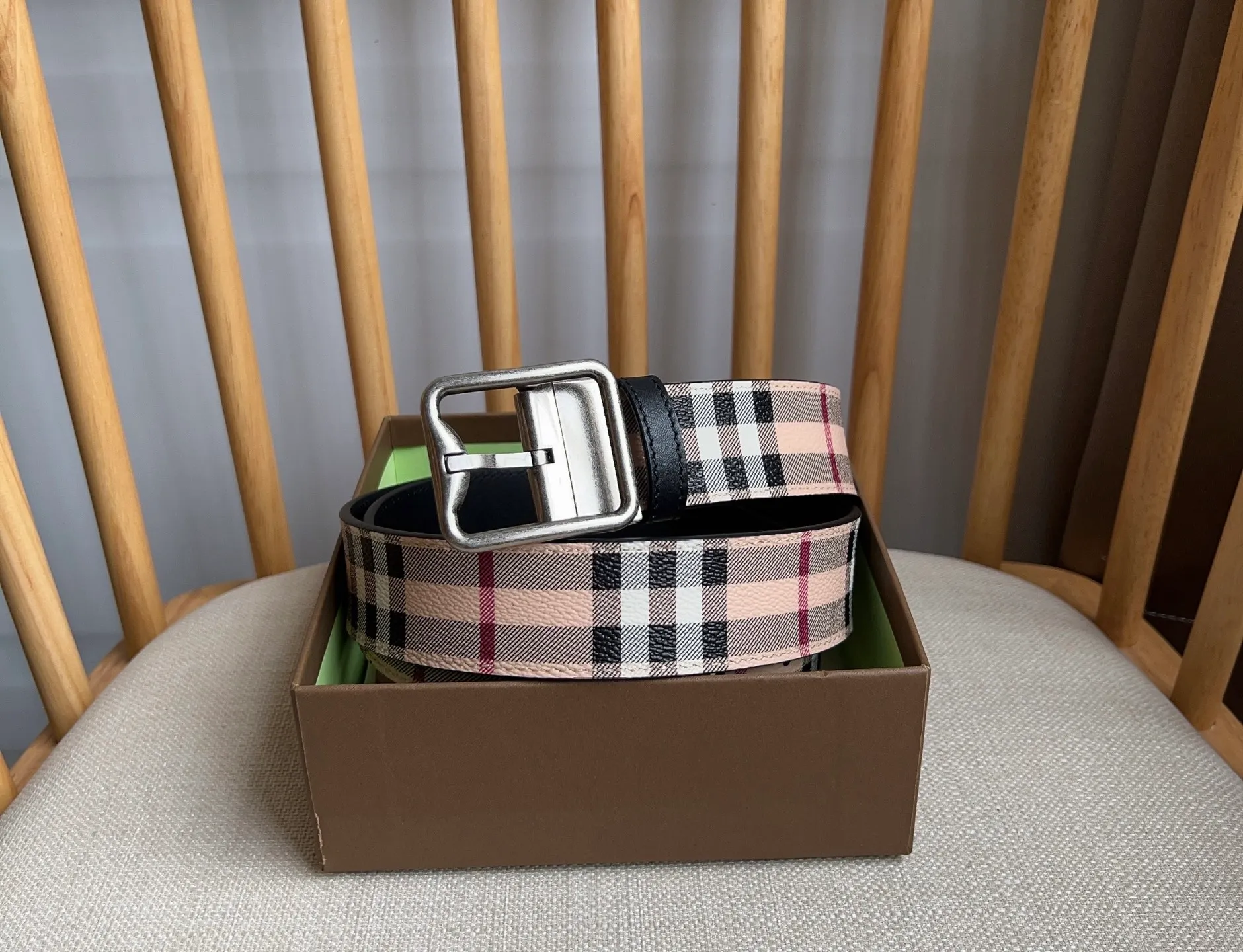 💰480💰Full package💰 💍Purchase level new Burberry ⚡️🌹New arrivals at the counter at the same time🎉🎉Double-sided Italian-made belt. Made of plaid environmentally friendly canvas. The reverse side is made of smooth leather. It is equipped with a palladium-plated exclusive logo pattern plaque buckle. Width: 3.5cm. Exquisite and elegant, simple and elegant.