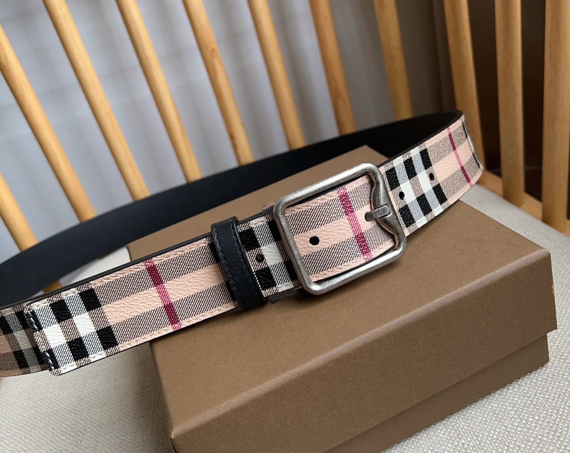 💰480💰Full package💰 💍Purchase level new Burberry ⚡️🌹New arrivals at the counter at the same time🎉🎉Double-sided Italian-made belt. Made of plaid environmentally friendly canvas. The reverse side is made of smooth leather. It is equipped with a palladium-plated exclusive logo pattern plaque buckle. Width: 3.5cm. Exquisite and elegant, simple and elegant.