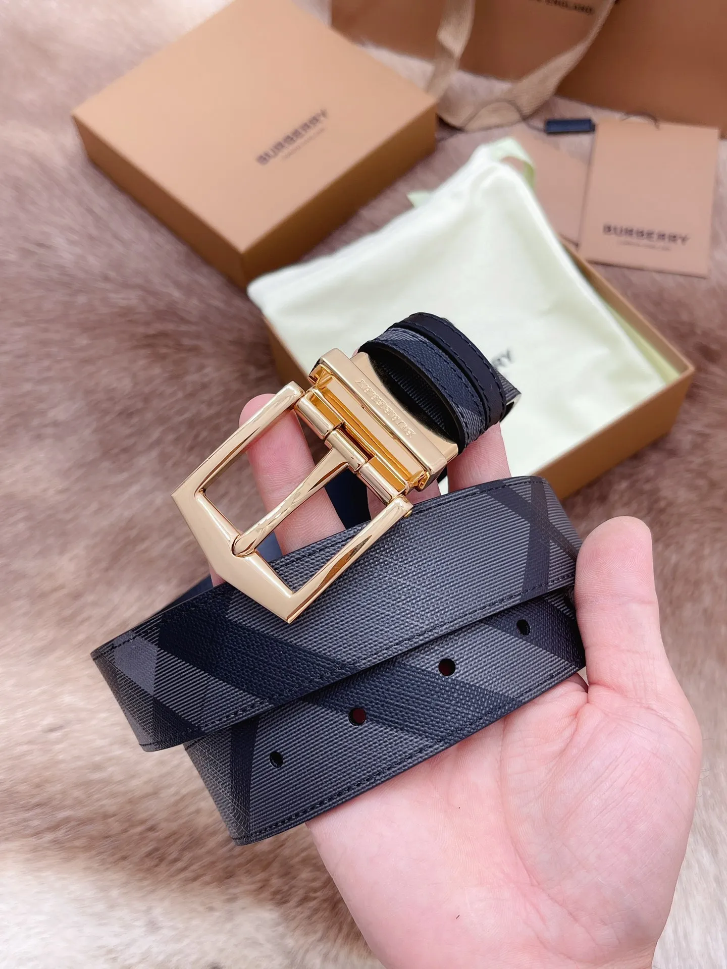 💰440💰Full set of packaging💰 💍Purchase-grade Burberry men's belt. Trading company order exported to Italy. Genuine size 3.5cm. OEM factory original leather material customization. Brass hardware vacuum plating to create the original taste of the product!