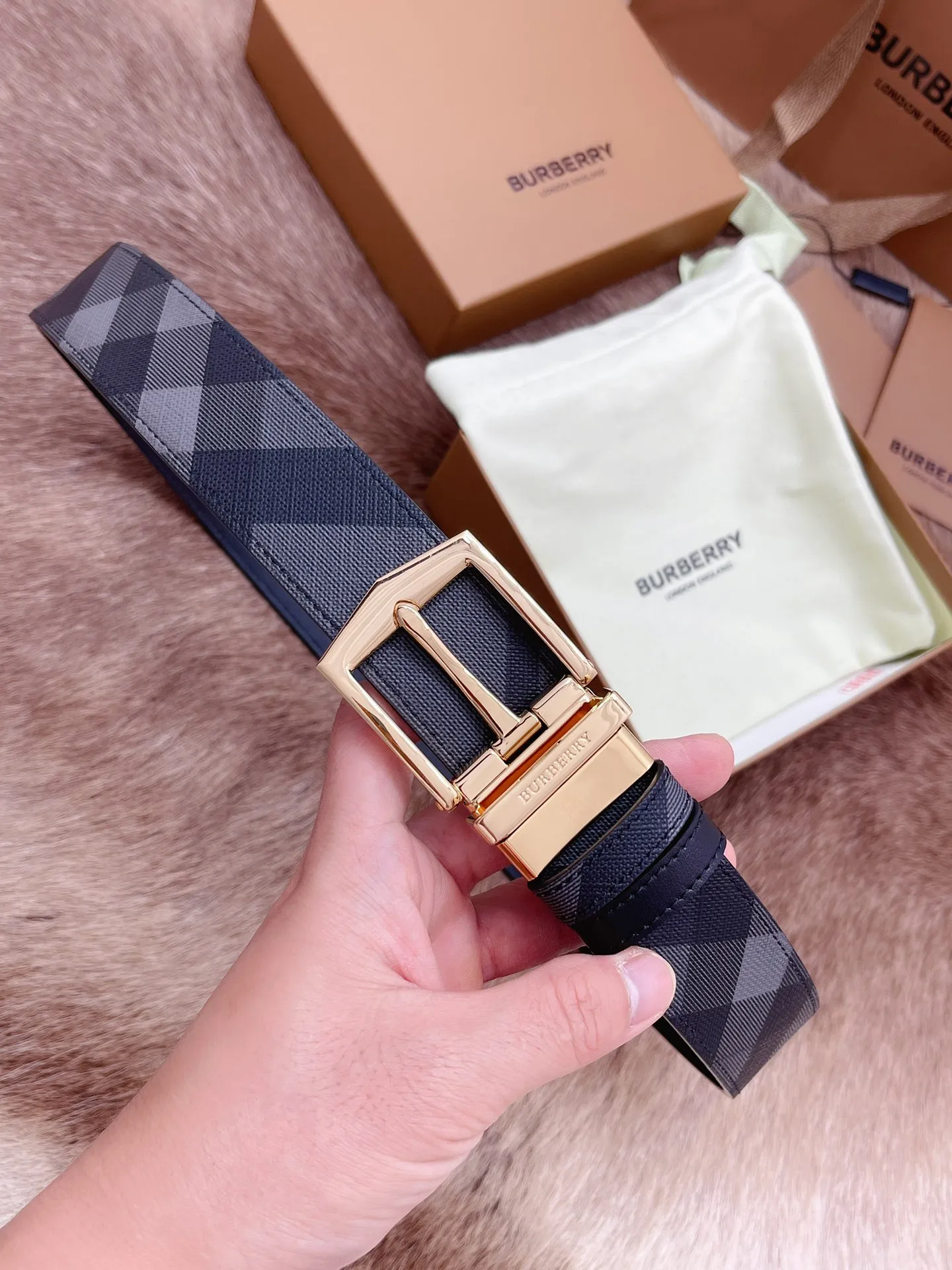 💰440💰Full set of packaging💰 💍Purchase-grade Burberry men's belt. Trading company order exported to Italy. Genuine size 3.5cm. OEM factory original leather material customization. Brass hardware vacuum plating to create the original taste of the product!