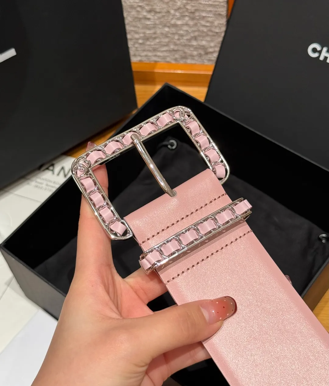 💰580💰Full package💰 💍Purchase level Chanel ⚡️🌹Chain belt Chanel's chain decorative belt is made of imported cow leather, with metal chain buckle, simple and luxurious, wide design, adjustable length, easy to match various clothing styles, chain details enhance the sense of layering, whether it is formal occasions or daily wear, exquisite and textured⚡️🌹Width: 5.5 cm