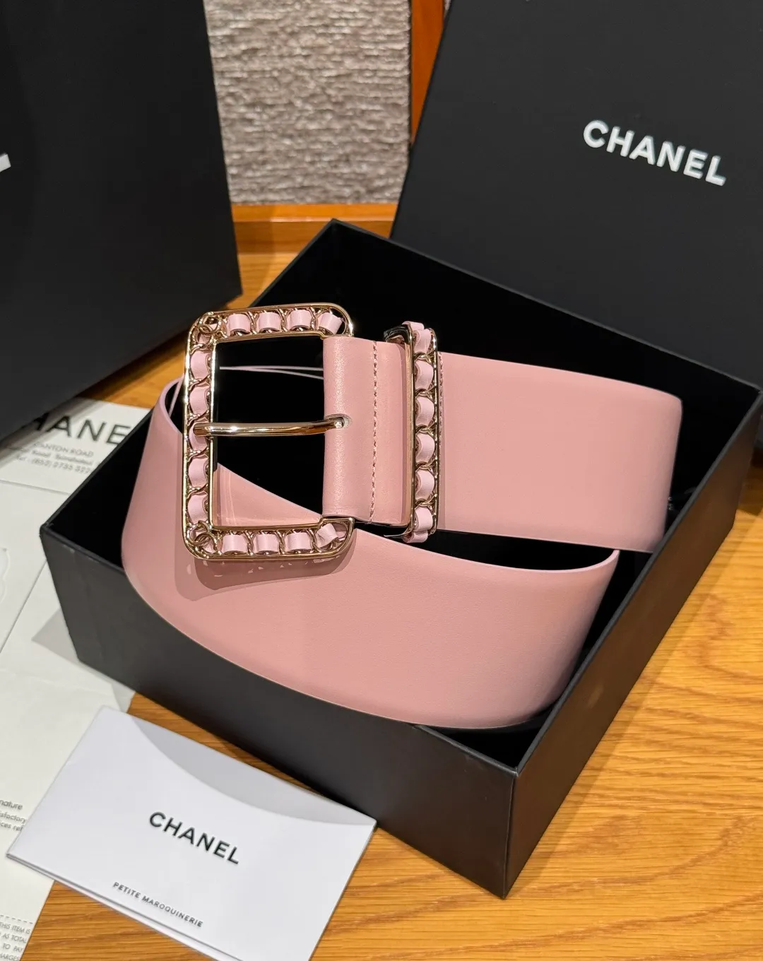 💰580💰Full package💰 💍Purchase level Chanel ⚡️🌹Chain belt Chanel's chain decorative belt is made of imported cow leather, with metal chain buckle, simple and luxurious, wide design, adjustable length, easy to match various clothing styles, chain details enhance the sense of layering, whether it is formal occasions or daily wear, exquisite and textured⚡️🌹Width: 5.5 cm