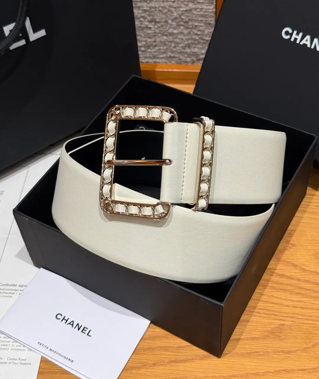 💰580💰Full package💰 💍Purchase level Chanel ⚡️🌹Chain belt Chanel's chain decorative belt is made of imported cow leather, with metal chain buckle, simple and luxurious, wide design, adjustable length, easy to match various clothing styles, chain details enhance the sense of layering, whether it is formal occasions or daily wear, exquisite and textured⚡️🌹Width: 5.5 cm