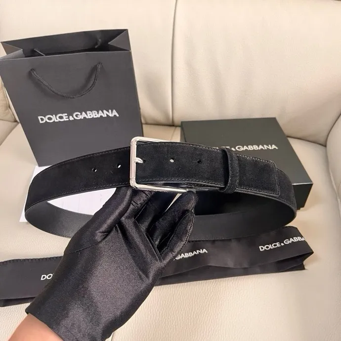 💰460💰Full package💰 💍Purchase level Dolce & Gabbana DG⚡️🌹4.0cm wide new nubuck leather Re-Edition fashion show is a dreamy journey back to the origin of the brand, where the past and the present meet, interpreting archive items from an innovative perspective