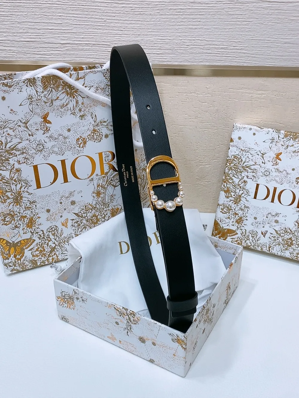 💰460💰Full package💰 💍Purchase level Dior's new belt is carefully crafted from black smooth cow leather. The classic CD belt buckle is presented in a shiny gold-finished metal version. The letter C is inlaid with white resin beads of different sizes, highlighting Dior's exquisite craftsmanship. The style is chic and elegant and can be worn with jeans, skirts or dresses. Width 2.5cm