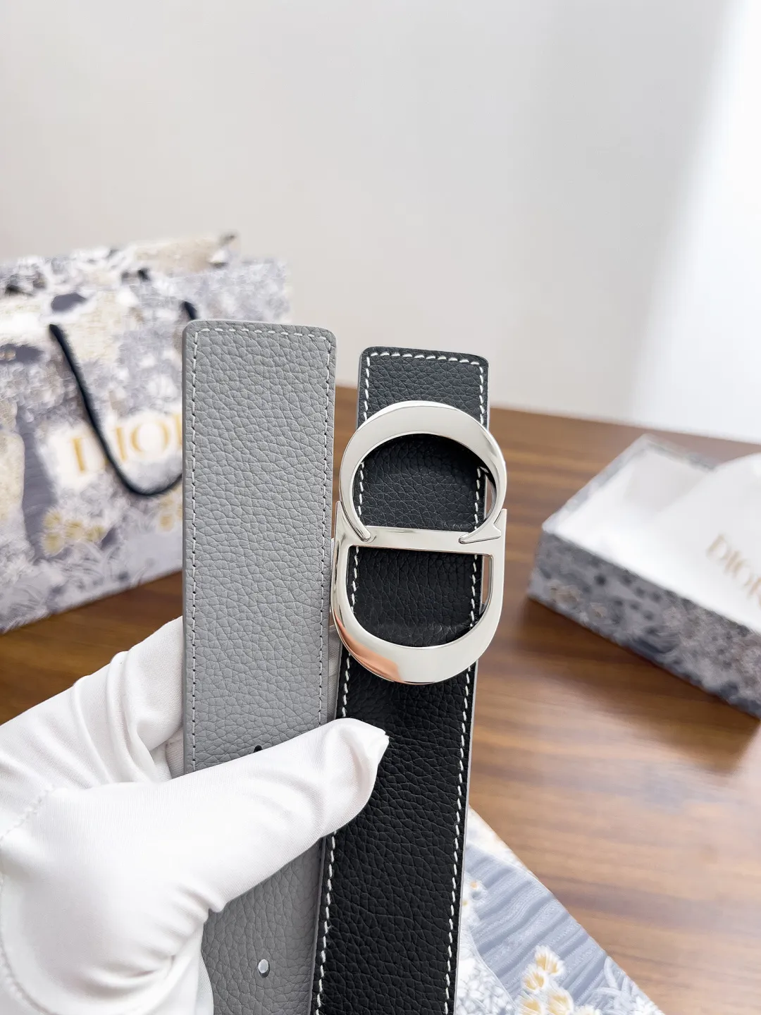 💰480💰Full package💰 💍Dior purchasing goods Width 3.5cm Material: double-grained calfskin, soft Q-elastic, fine workmanship, welcome to compare. Discount: Fully polished discount (the inner ring of the original order is not polished) Size: 100-125cm Packaging: Picture packaging