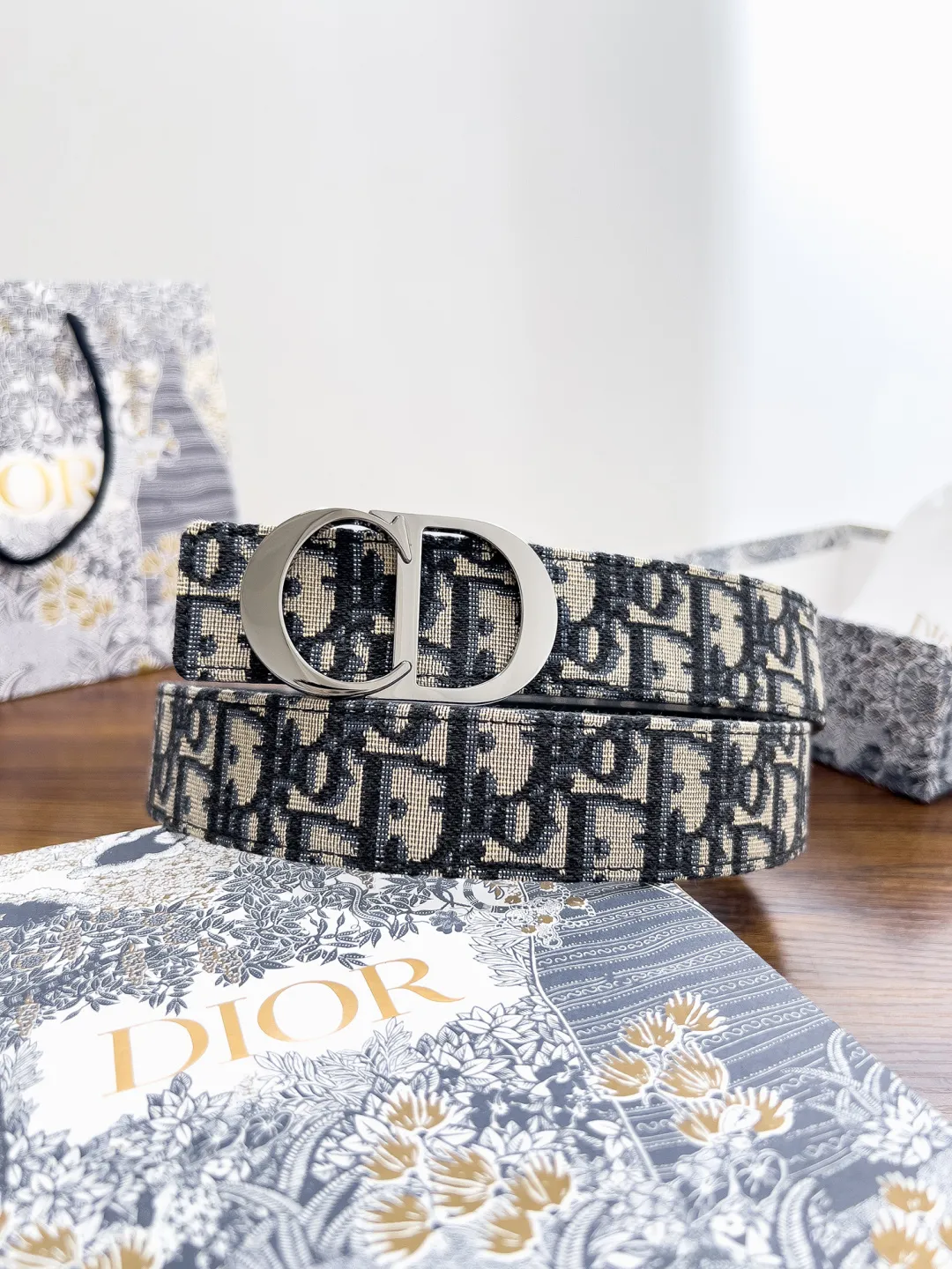 💰480💰Full package💰 💍Dior purchasing goods Width 3.5cm Material: Classic cloth with pebbled cowhide soft Q-elastic, fine workmanship, welcome to compare. Discount: Fully polished discount (the inner ring of the original order is not polished) Size: 100-125cm Packaging: Picture packaging