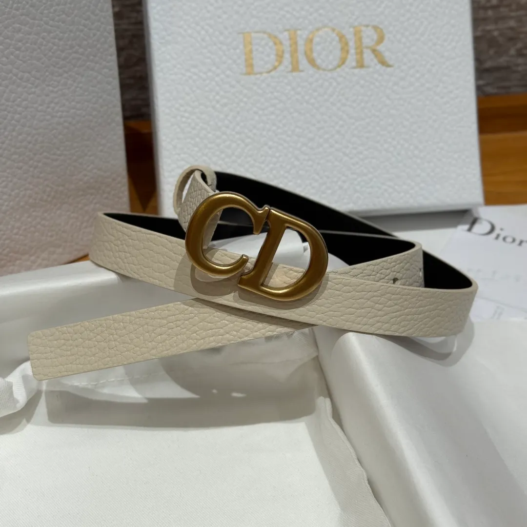 💰440💰Full package💰 💍Purchase level Dior Saddle Belt This saddle belt is a classic accessory, reinterpreted with grained cow leather, fashionable and casual design, decorated with antique gold finish metal CD belt buckle, slim style, more flattering when paired with skirts, dresses or trousers. Width 2.0cm