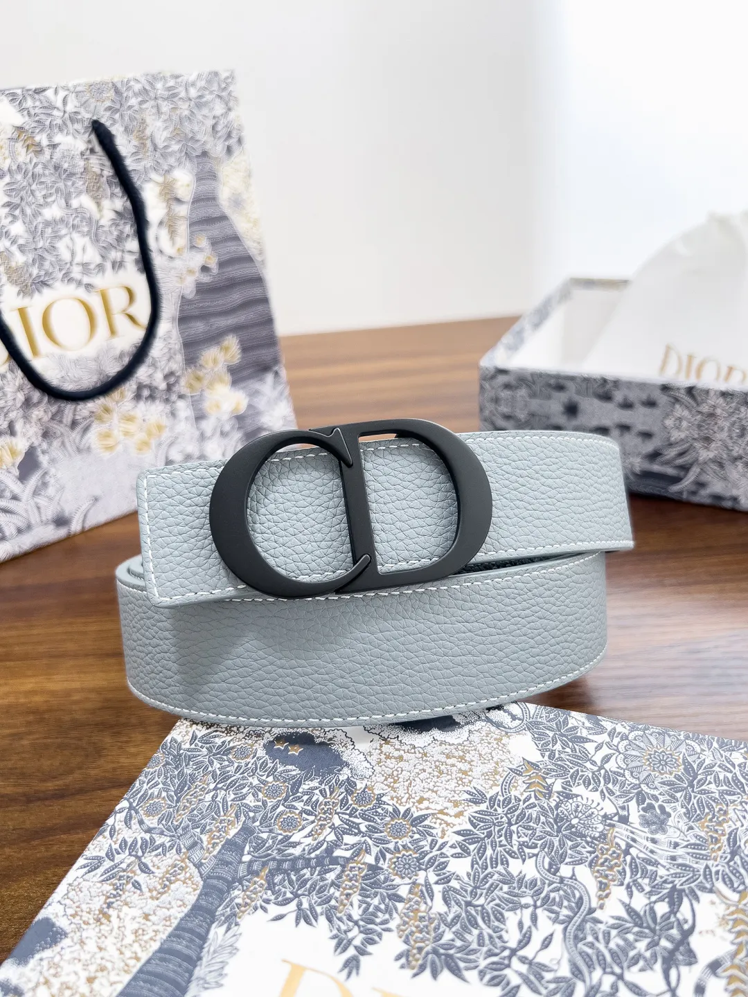 💰480💰Full package💰 💍Dior purchasing goods Width 3.5cm Material: double-grained calfskin, soft Q-elastic, fine workmanship, welcome to compare. Discount: Fully polished discount (the inner ring of the original order is not polished) Size: 100-125cm Packaging: Picture packaging