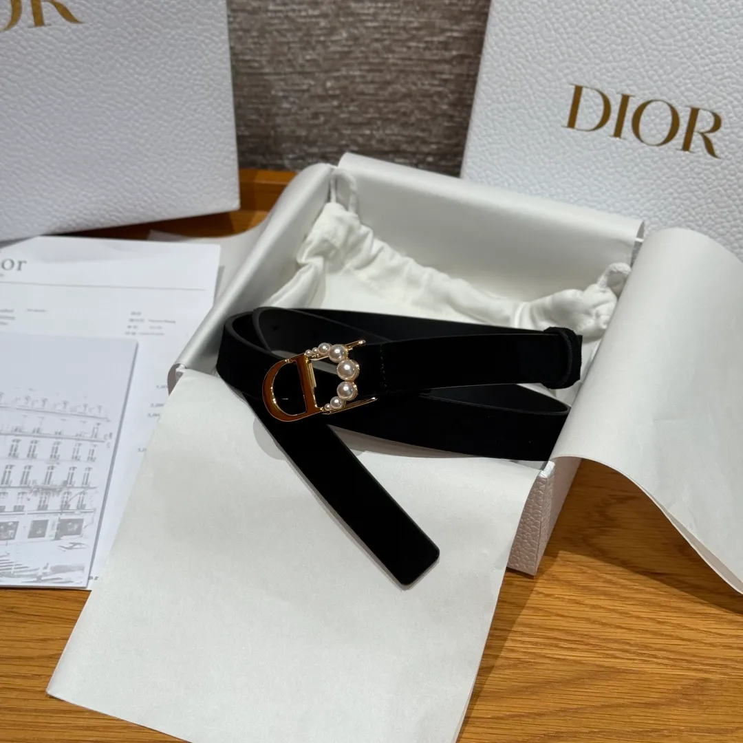 💰460💰Full package💰 💍Purchase level Dior⚡️🌹New women’s belt The new belt is designed with suede leather on the front and smooth cow leather on the back. The classic CD belt buckle is presented in a shiny gold-finish metal version⚡️🌹The letter C is inlaid with white resin beads of different sizes, highlighting the brand's exquisite craftsmanship. The style is fashionable and elegant and can be paired with jeans, skirts or dresses⚡️🌹Width 2.0cm