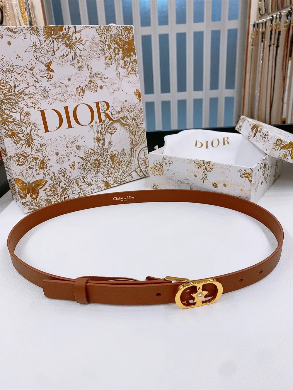 💰440💰Full package💰 💍Purchase grade Dior ⚡️20mm black smooth cow leather and silver tone imitation crystal ⚡️Lucky 30 Montaigne Star CD belt buckle White resin beads ⚡️ Christian Dior Paris logo on the inside Glossy gold finish metal details Top/bottom layer: cow leather Excluding trims and decorative lines