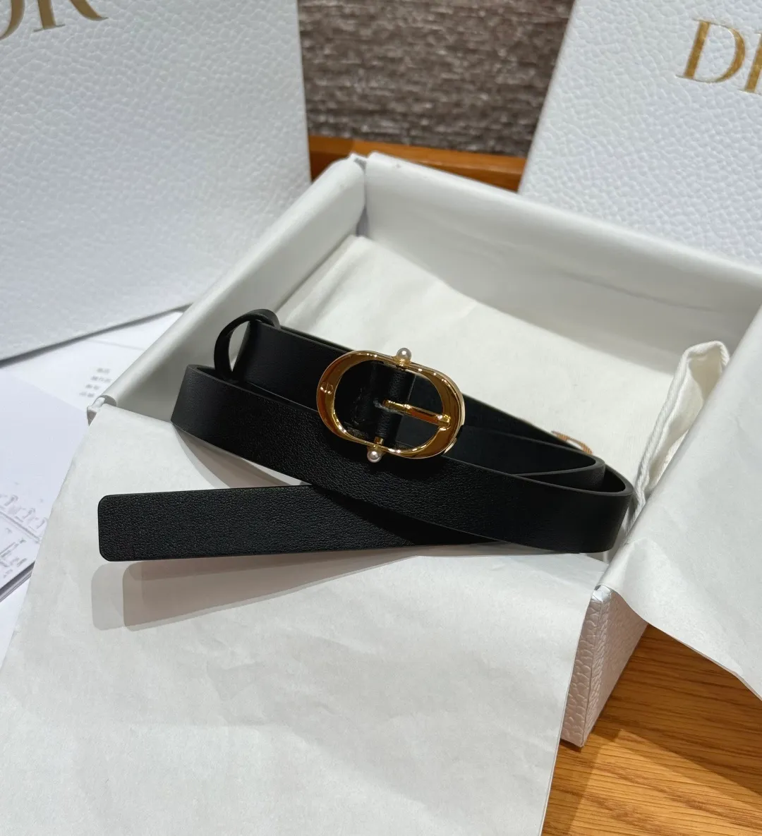 💰440💰Full package💰 💍Purchase level Dior ⚡️🌹Chic 20mm belt This belt draws inspiration from the handbag of the same name and is carefully made of smooth cow leather. It is equipped with a shiny metal belt buckle and is inlaid with white resin beads on both sides to enhance the style. It can be paired with a classic suit jacket, dress or jeans to add an elegant look. Width: 20mm
