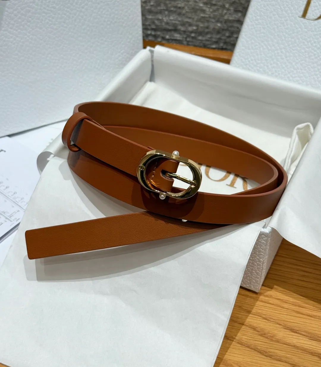 💰440💰Full package💰 💍Purchase level Dior ⚡️🌹Chic 20mm belt This belt draws inspiration from the handbag of the same name and is carefully made of smooth cow leather. It is equipped with a shiny metal belt buckle and is inlaid with white resin beads on both sides to enhance the style. It can be paired with a classic suit jacket, dress or jeans to add an elegant look. Width: 20mm