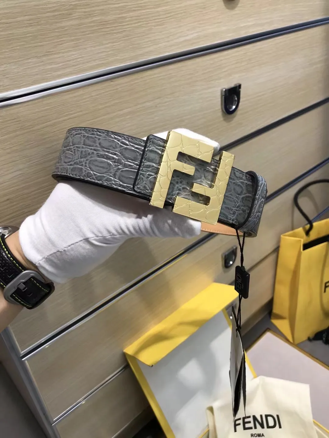 💰520💰Full set of packaging💰 💍Purchase level new model Fendi⚡️🌹Wide 39MM Support NFC chip scanning, logo-shaped wide belt⚡️🌹Original rivet buckle, imported original stone pattern and made of tree paste cowhide⚡️🌹Gold-plated surface metal products, quality assurance, non-market currency!