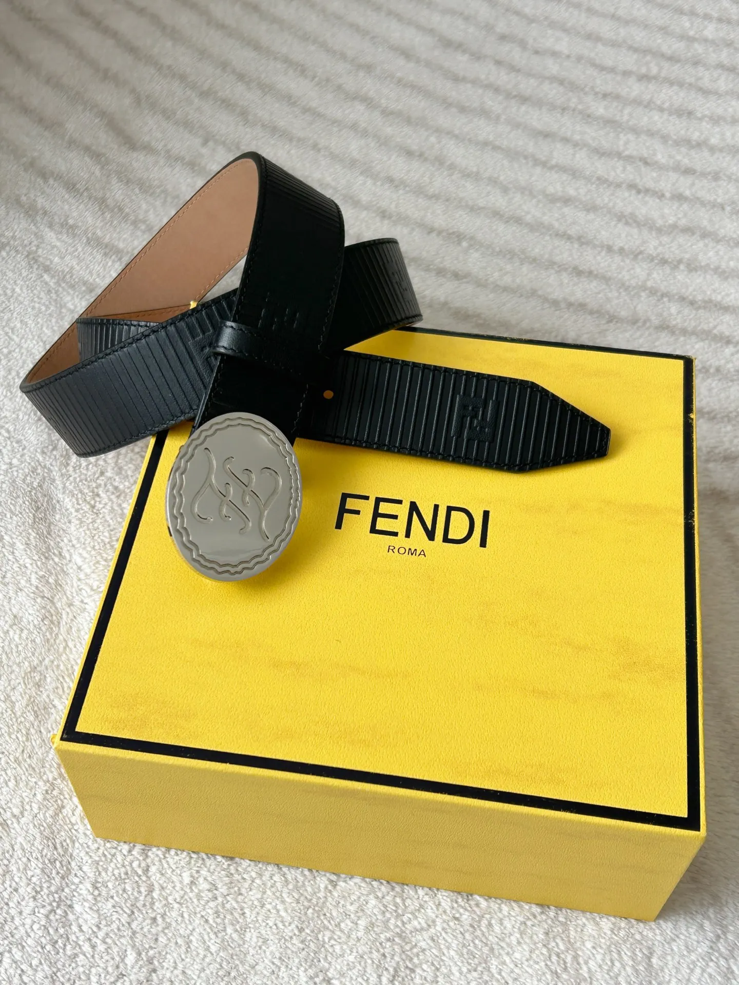 💰460💰Full package💰 💍Purchasing-grade FENDI (Fendi) men's casual belt, 3.4cm wide, made of black grained cowhide, decorated with FF pattern and embossed natural rubber stripes, gold finish metal.