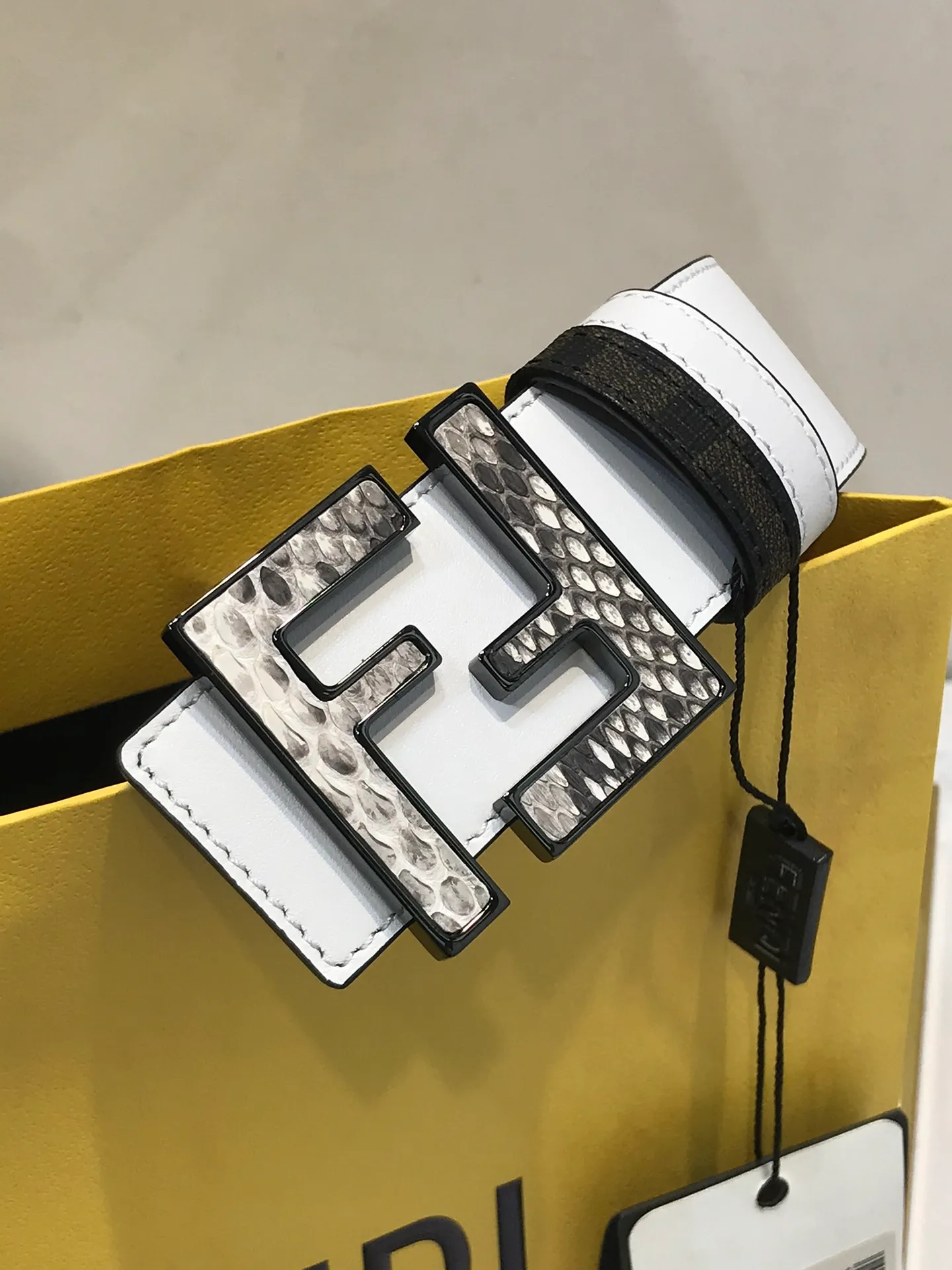 💰520💰Full set of packaging💰 💍Purchase level new style Fendi ⚡️🌹Width 38 MM Support NFC chip scanning, logo-shaped belt, original glossy secondary color ⚡️🌹Python skin F rivet buckle, imported original calfskin made ⚡️🌹Soft leather, gold-plated metal products, quality assurance, non-market currency!