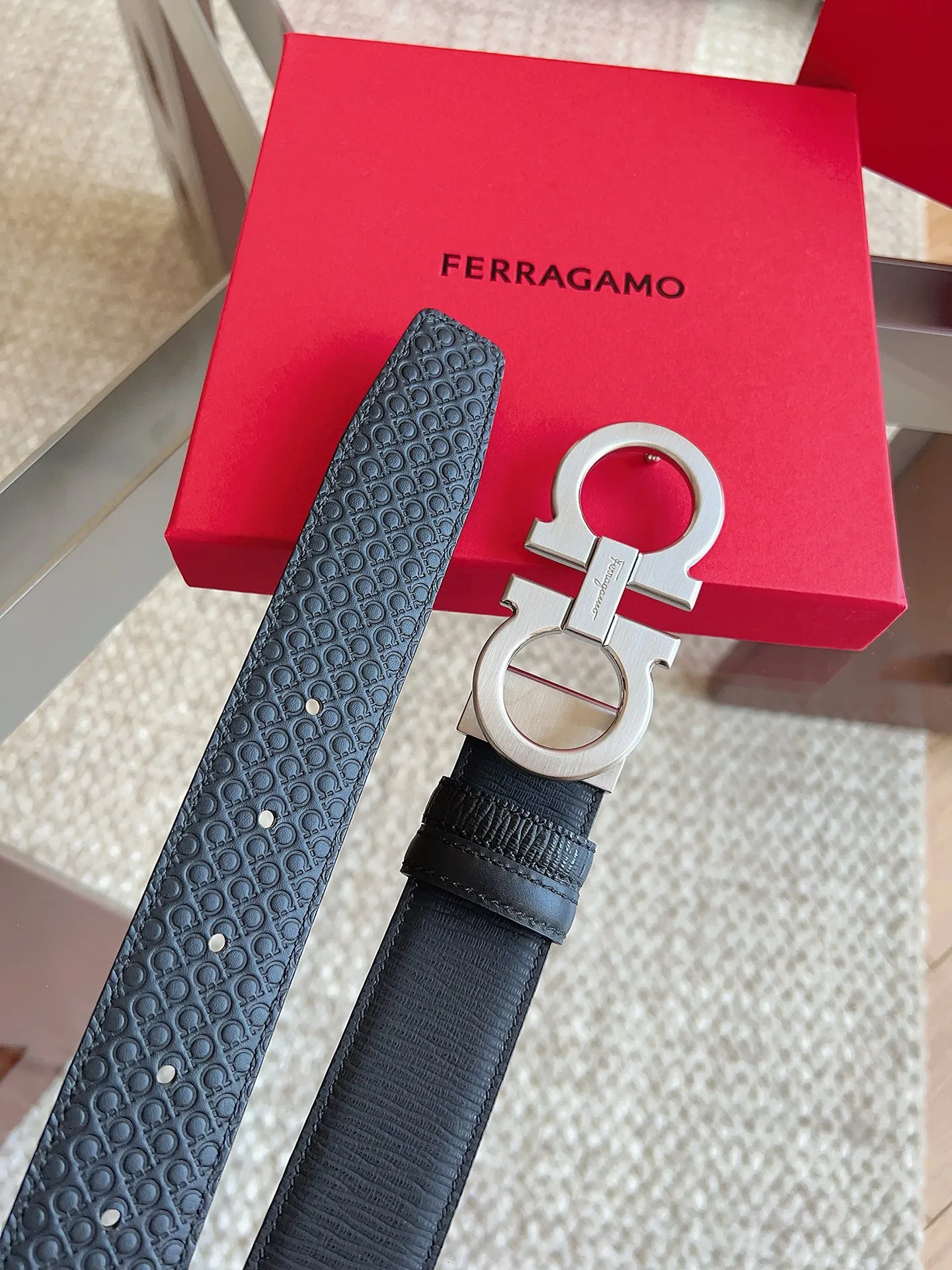 💰440💰Full package💰 💍Purchasing agent Ferragamo (2026 early spring style), the belt is made of first-layer cowhide with special processing, highlighting the natural grain, and using modern and elegant colors to reinterpret men's classic items. The double-sided design complements the Gancini double buckle, creating a flexible and versatile piece. The length is adjustable for a tailor-made fit. Belt width: 3.5cm