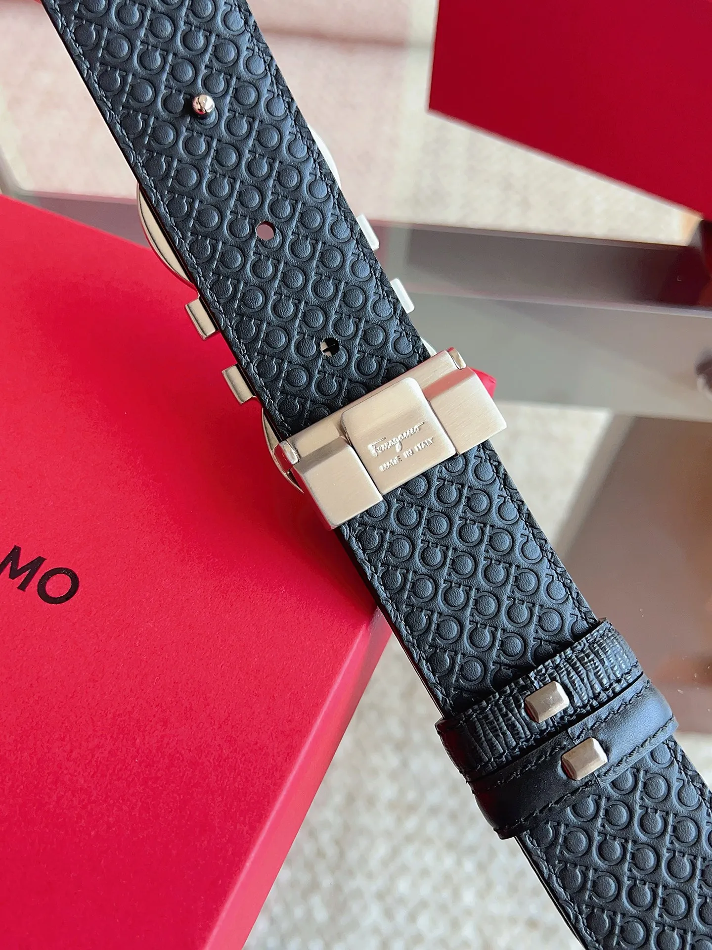 💰440💰Full package💰 💍Purchasing agent Ferragamo (2026 early spring style), the belt is made of first-layer cowhide with special processing, highlighting the natural grain, and using modern and elegant colors to reinterpret men's classic items. The double-sided design complements the Gancini double buckle, creating a flexible and versatile piece. The length is adjustable for a tailor-made fit. Belt width: 3.5cm