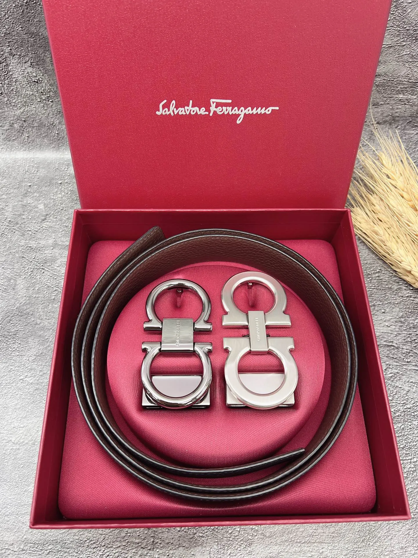💰560💰Full set of packaging💰 💍Purchasing grade FERRAGAMO⚡️🌹Double-buckle series The same style as the official website for early autumn🎉 Width: 3.5CM Purchasing quality Double buckles can be used with each other Double-sided imported calfskin belt Supports chip scanning The length can be cut by yourself, giving you a counter-like experience 360-degree high-quality metal buckle with no dead ends, worn around the waist to perfectly reflect the quality of life⚡️🌹Gifts and personal use👍