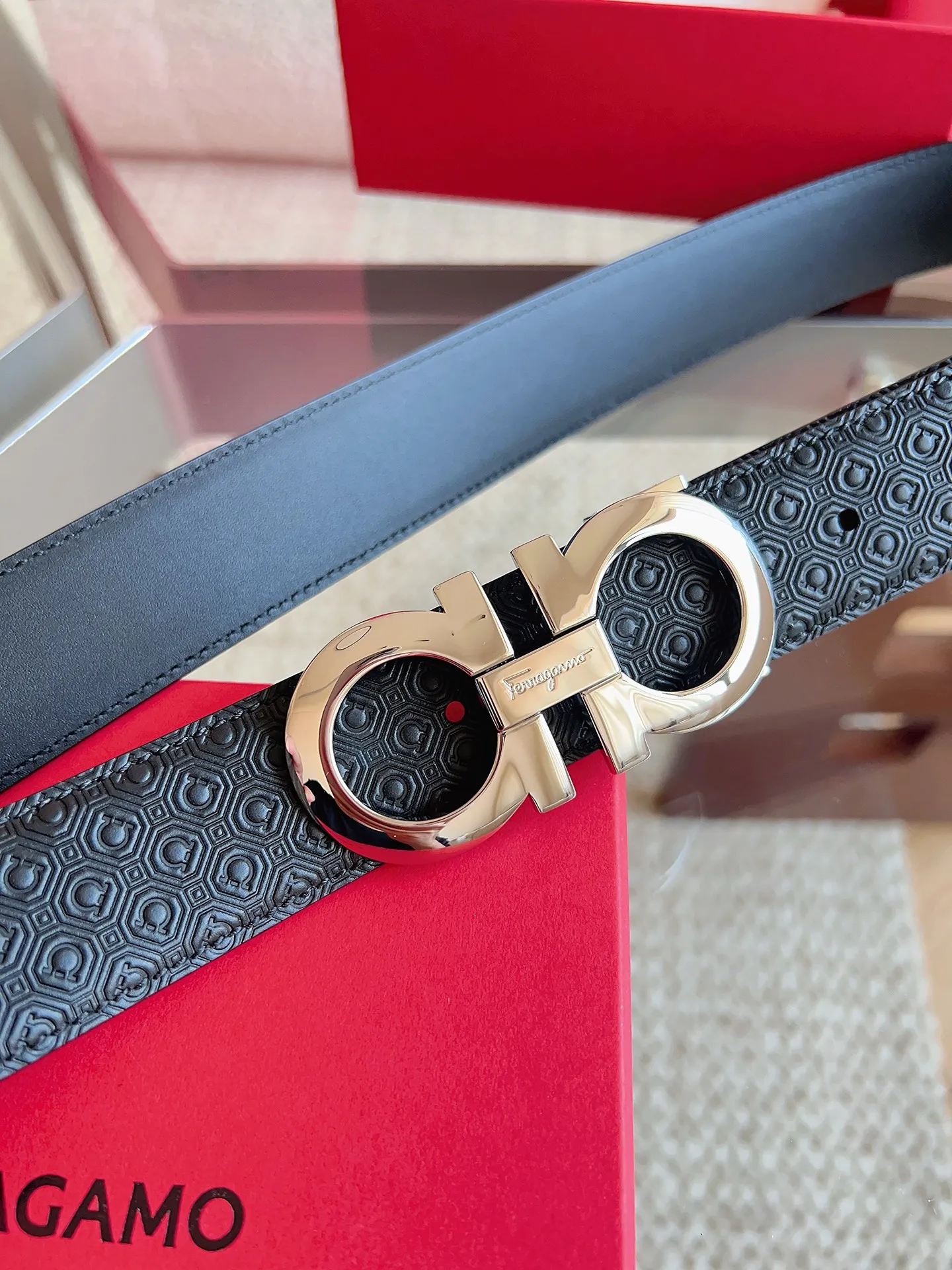 💰440💰Full package💰 💍Purchasing agent Ferragamo (2026 early spring style), the belt is made of first-layer cowhide with special processing, highlighting the natural grain, and using modern and elegant colors to reinterpret men's classic items. The double-sided design complements the Gancini double buckle, creating a flexible and versatile piece. The length is adjustable for a tailor-made fit. Belt width: 3.5cm