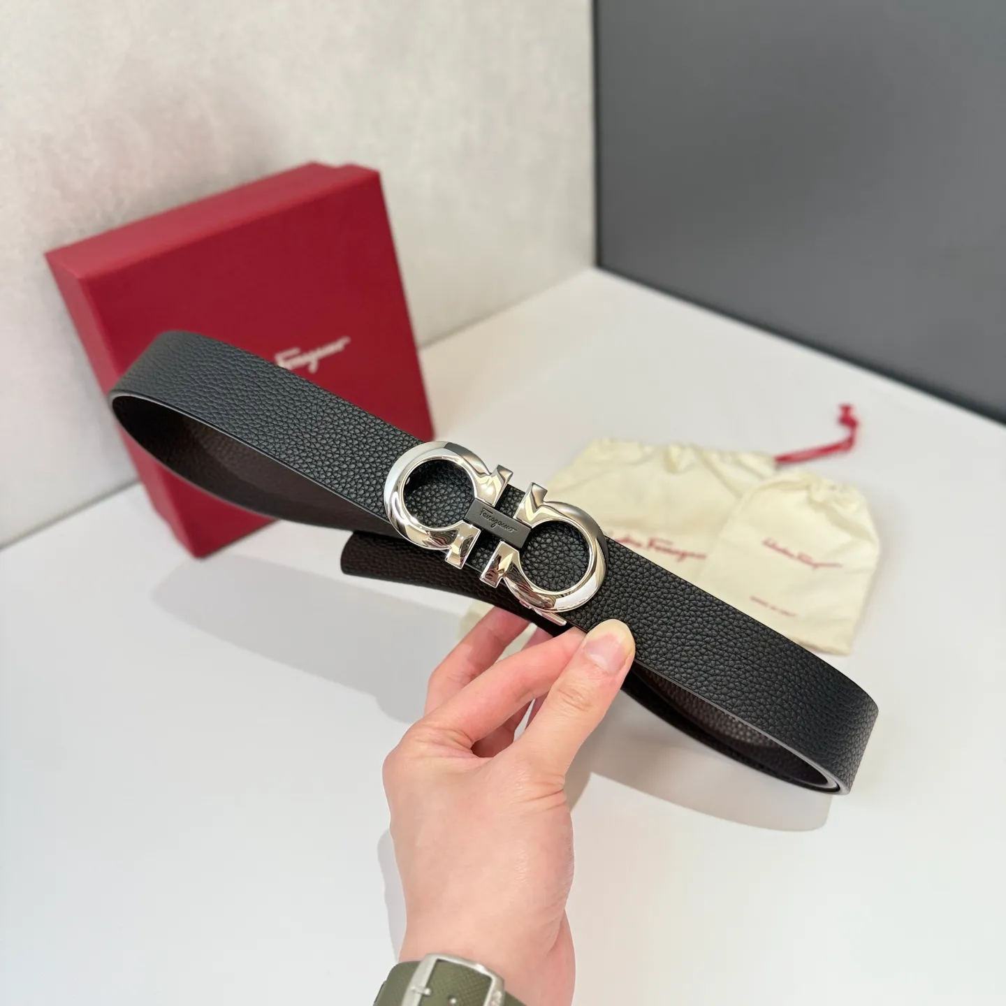 💰440💰Full package💰 💍Purchase level Salvatore Ferragamo is an Italian luxury brand known for its high-quality leather goods, shoes and accessories. Ferragamo's belts are one of its classic products, usually made of high-quality leather, with simple yet elegant designs, suitable for both business and leisure occasions.