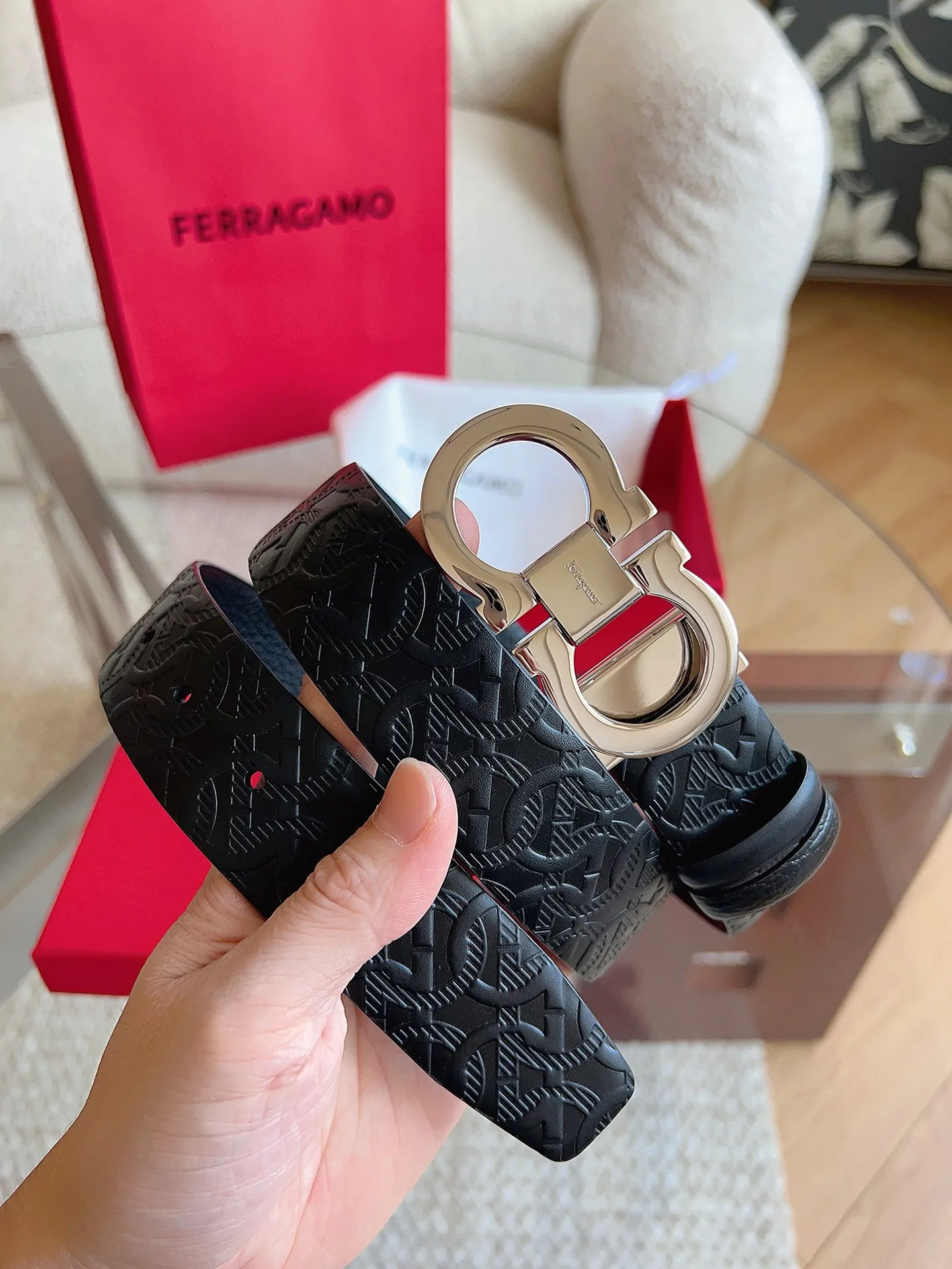 💰440💰Full package💰 💍Purchasing agent Ferragamo (2026 early spring style), the belt is made of first-layer cowhide with special processing, highlighting the natural grain, and using modern and elegant colors to reinterpret men's classic items. The double-sided design complements the Gancini double buckle, creating a flexible and versatile piece. The length is adjustable for a tailor-made fit. Belt width: 3.5cm
