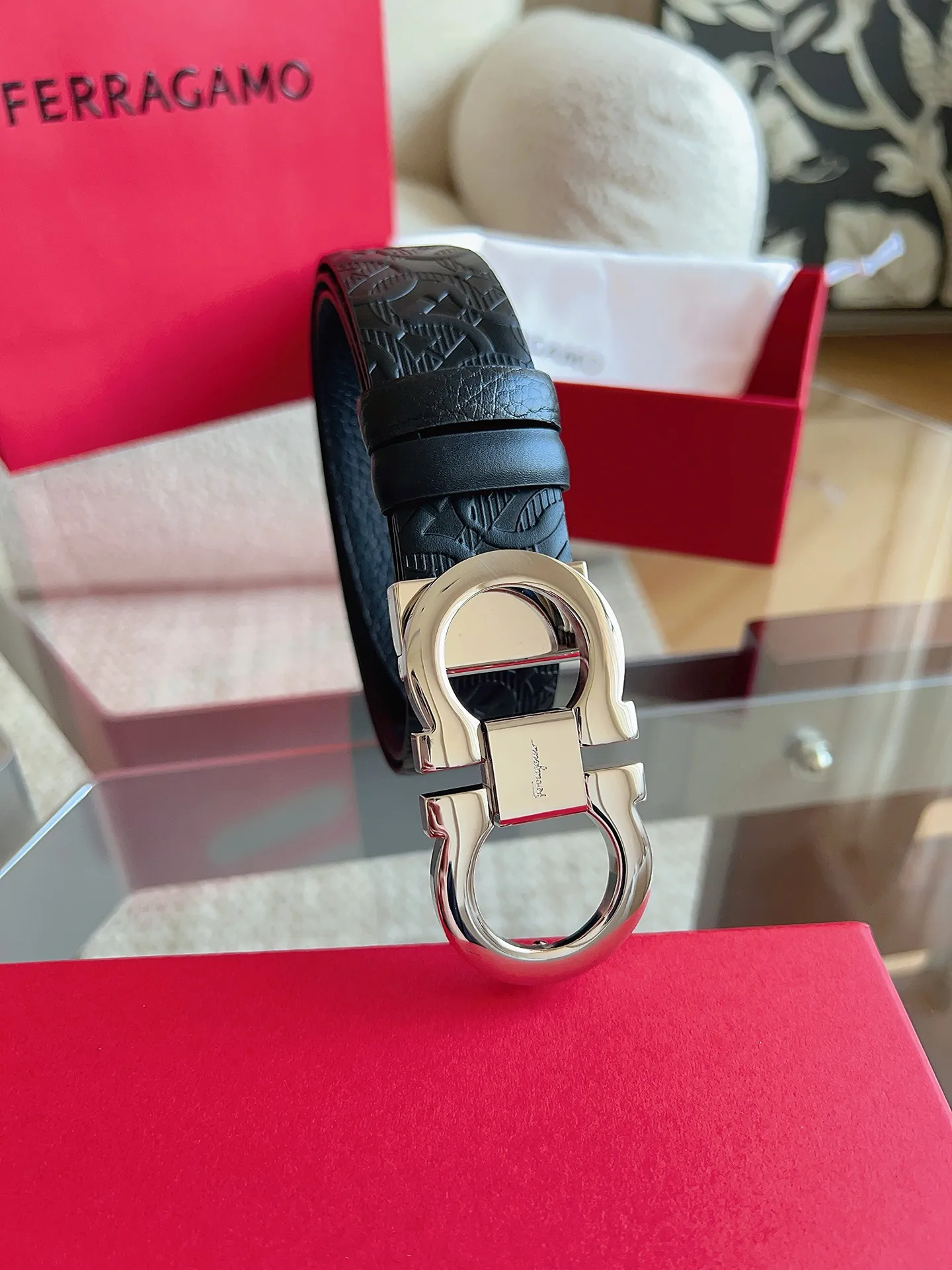 💰440💰Full package💰 💍Purchasing agent Ferragamo (2026 early spring style), the belt is made of first-layer cowhide with special processing, highlighting the natural grain, and using modern and elegant colors to reinterpret men's classic items. The double-sided design complements the Gancini double buckle, creating a flexible and versatile piece. The length is adjustable for a tailor-made fit. Belt width: 3.5cm