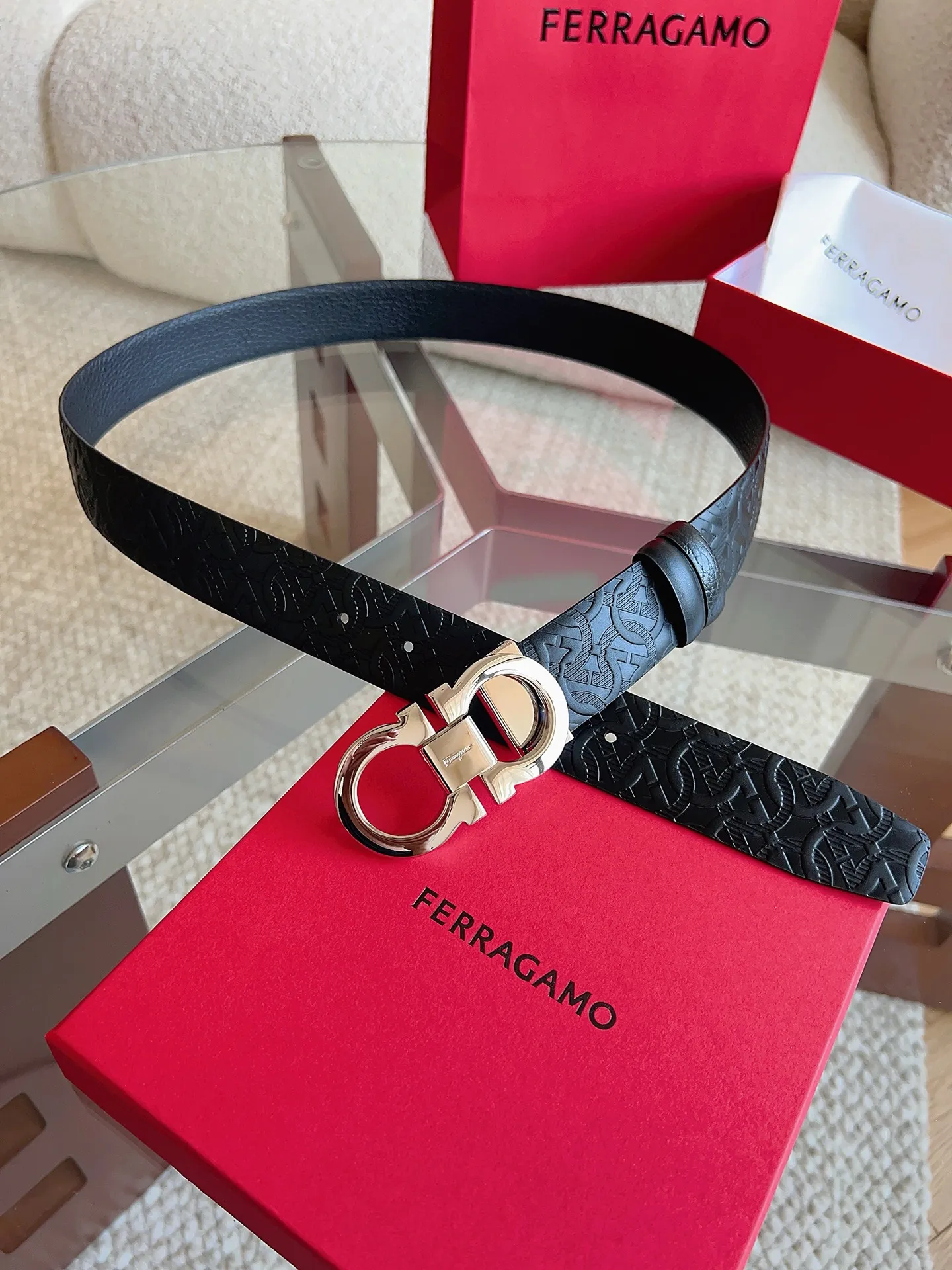 💰440💰Full package💰 💍Purchasing agent Ferragamo (2026 early spring style), the belt is made of first-layer cowhide with special processing, highlighting the natural grain, and using modern and elegant colors to reinterpret men's classic items. The double-sided design complements the Gancini double buckle, creating a flexible and versatile piece. The length is adjustable for a tailor-made fit. Belt width: 3.5cm