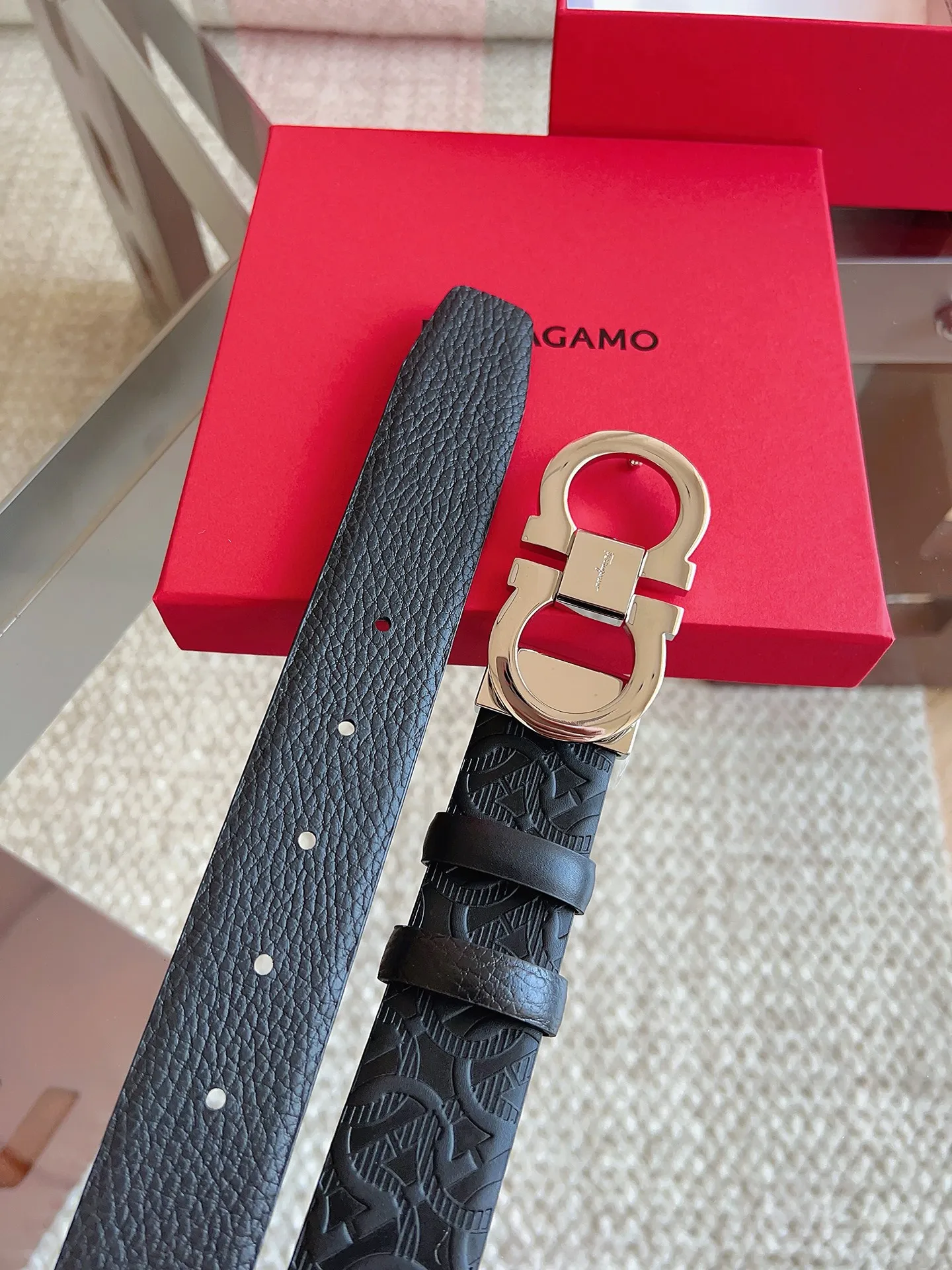 💰440💰Full package💰 💍Purchasing agent Ferragamo (2026 early spring style), the belt is made of first-layer cowhide with special processing, highlighting the natural grain, and using modern and elegant colors to reinterpret men's classic items. The double-sided design complements the Gancini double buckle, creating a flexible and versatile piece. The length is adjustable for a tailor-made fit. Belt width: 3.5cm