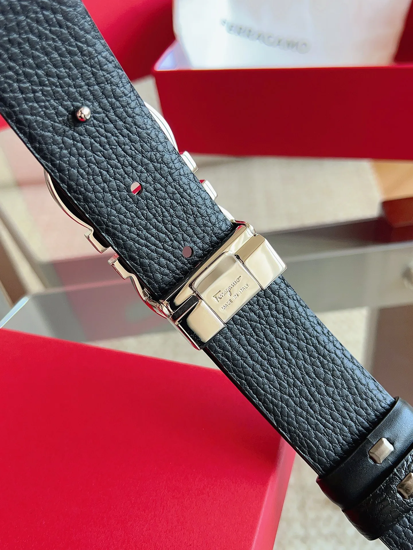 💰440💰Full package💰 💍Purchasing agent Ferragamo (2026 early spring style), the belt is made of first-layer cowhide with special processing, highlighting the natural grain, and using modern and elegant colors to reinterpret men's classic items. The double-sided design complements the Gancini double buckle, creating a flexible and versatile piece. The length is adjustable for a tailor-made fit. Belt width: 3.5cm
