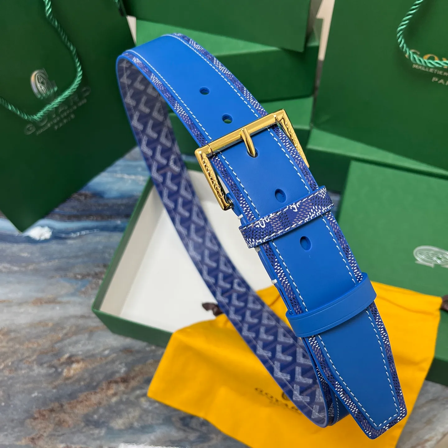 💰520💰Full package💰 💍Purchase level Goya belt is low-key luxury 🎈Width 4.0 Made of imported first-layer cowhide and dogtooth coated canvas The leather is soft and durable Handmade Pay attention to details Fine stitching Smooth edges Classic design Versatility Suitable for various occasions