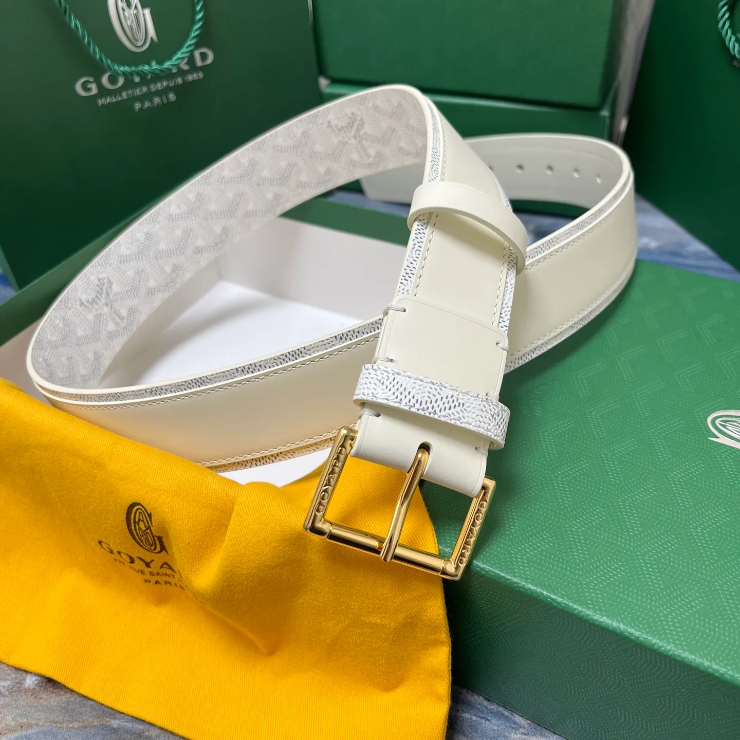 💰520💰Full package💰 💍Purchase level Goya belt is low-key luxury 🎈Width 4.0 Made of imported first-layer cowhide and dogtooth coated canvas The leather is soft and durable Handmade Pay attention to details Fine stitching Smooth edges Classic design Versatility Suitable for various occasions