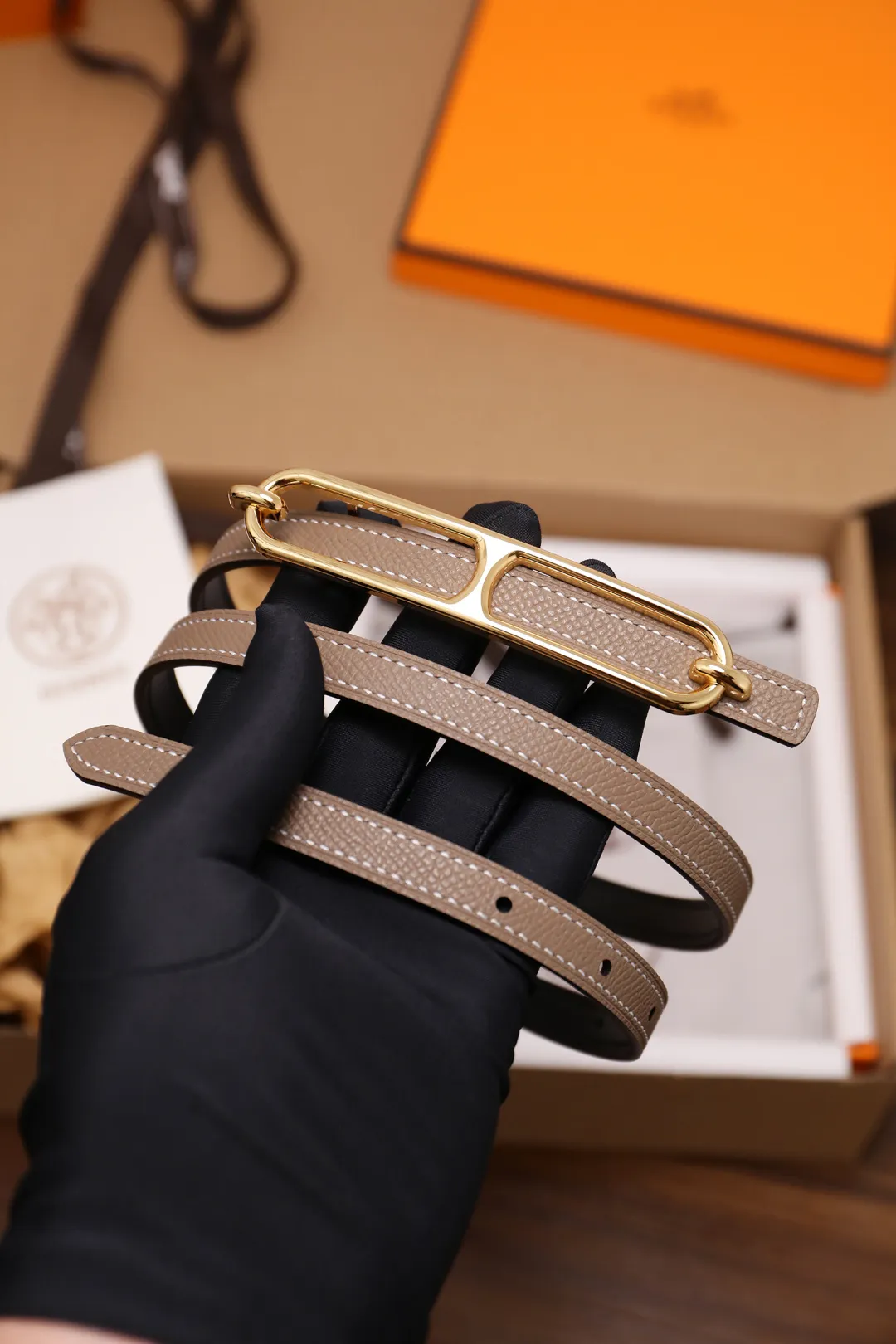 💰420💰Full package💰 💍Purchase grade Hermès⚡️🌹Width 1.3cm, first layer ep palmprint calfskin with plain calfskin base, double-sided. Dupu's diagonal stitching, Italian Finnis oil edges, and fine workmanship. Button head: pure copper, pure steel buckle (gold, silver) Size: 90-110cm