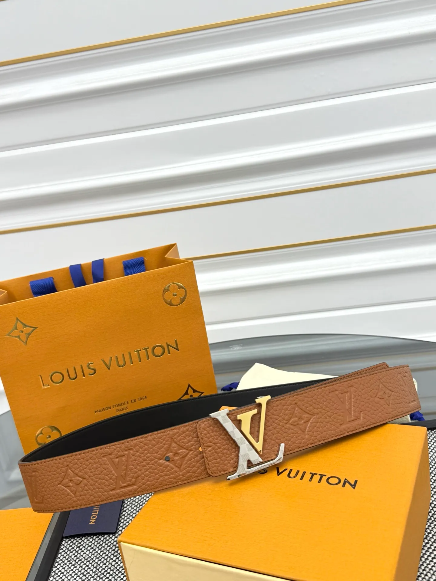 💰520💰Full package💰 💍Purchase level LV⚡️🌹Trendy men's wear New belt L V NEW Width 4cm The belt surface is made of imported Togo pebbles embossed with floral patterns. Pure black original calfskin bottom. Excellent hand feel. Paired with exquisite buckles of the same color as the belt. Multi-color🉑selected. Matches original packaging📦