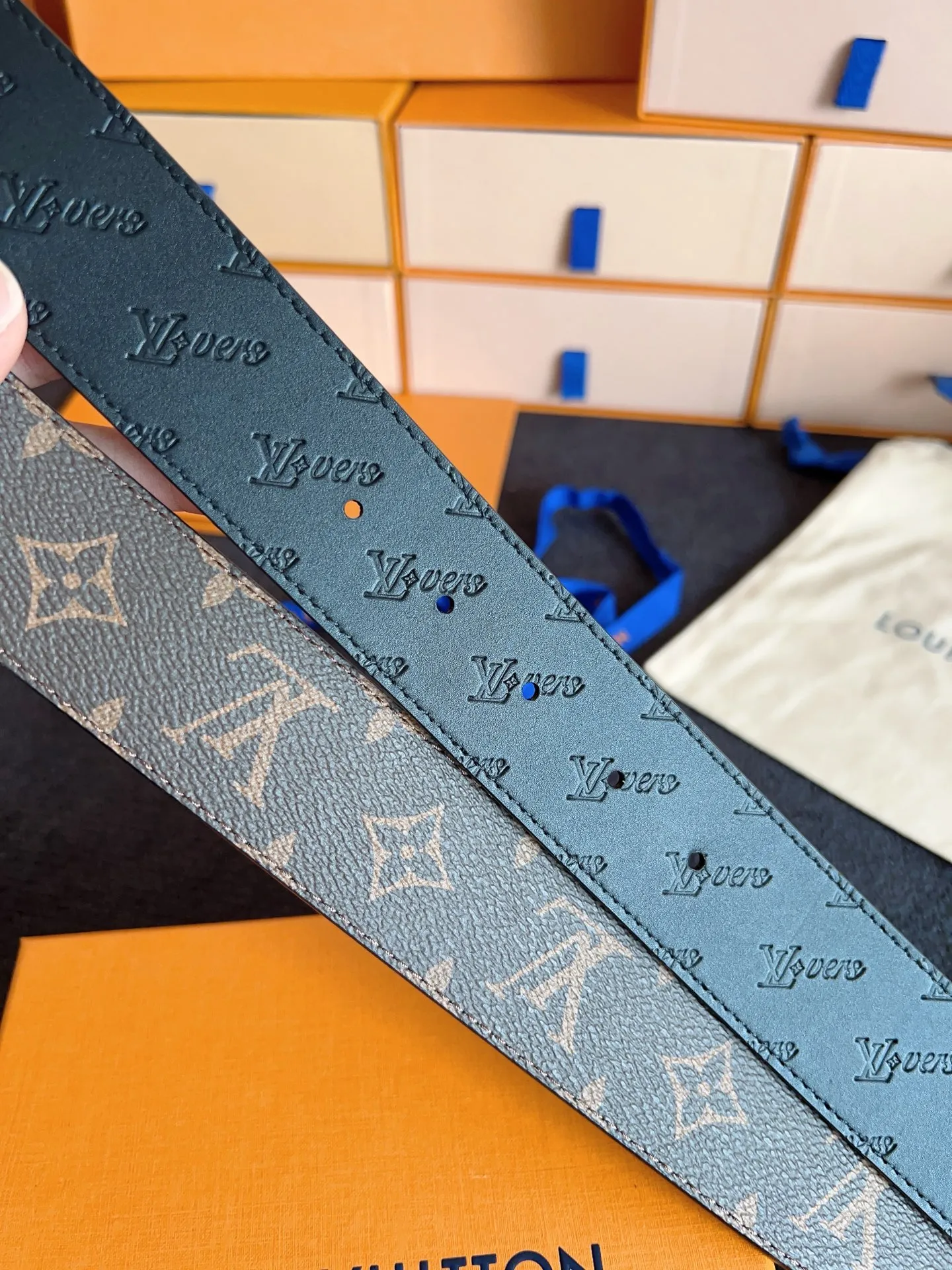 💰480💰Full set of packaging💰 💍Purchase level Lv donkey brand new product⚡️🌹Width 4.0cm Brand new retro craft letter buckle⚡️🌹One side of the belt is made of Italian original fabric🌹The bottom cowhide embossed texture version is double-sided. The upper body effect is excellent and the texture is super good M4061