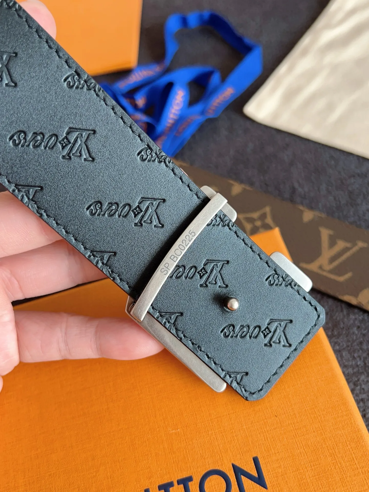 💰480💰Full set of packaging💰 💍Purchase level Lv donkey brand new product⚡️🌹Width 4.0cm Brand new retro craft letter buckle⚡️🌹One side of the belt is made of Italian original fabric🌹The bottom cowhide embossed texture version is double-sided. The upper body effect is excellent and the texture is super good M4061