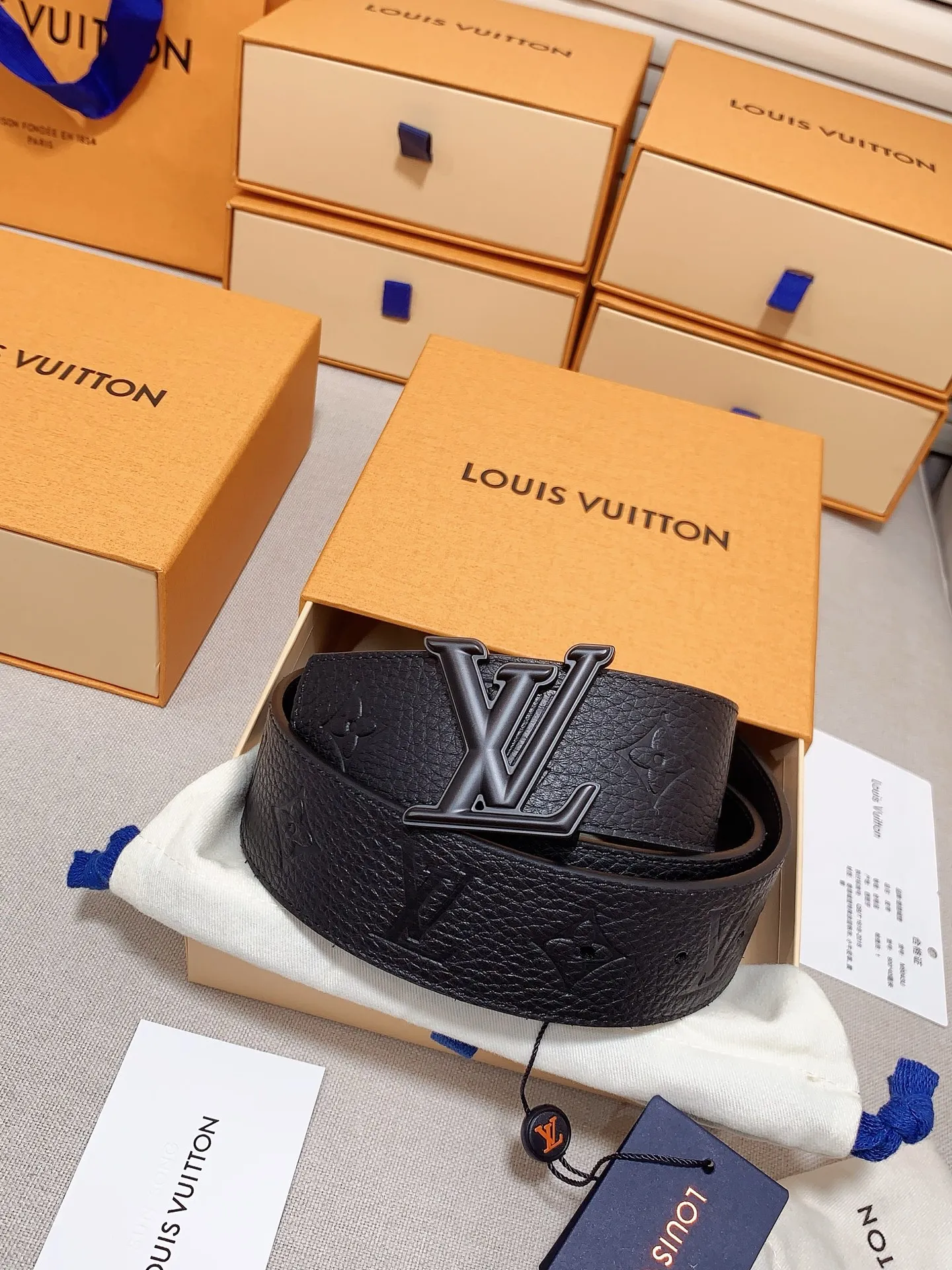💰480💰Full package💰 💍Purchasing-grade LV luxury model modern⚡️🌹Taurillon leather, decorated with elegant and elegant iconic LV initials⚡️🌹Soft and strong belt, two-color matching can be used on both sides. Can be matched with various clothing from dresses to casual wear⚡️🌹Width 4.0cm