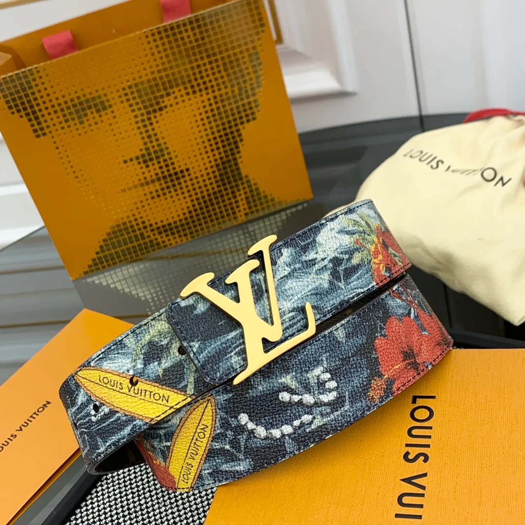 💰480💰Full package💰 💍Purchase-grade LV Louis Vuitton [New product] Genuine version Width 40MM The 2024 early autumn men's wear series follows the footsteps of Dandy sailors and embarks on a global journey. This LV Tag reversible belt has a surf-style pattern on one side, evoking memories of tropical island trips, and flips it over to reveal the classic Monogram element. LV Tag buckle adds another touch of attention