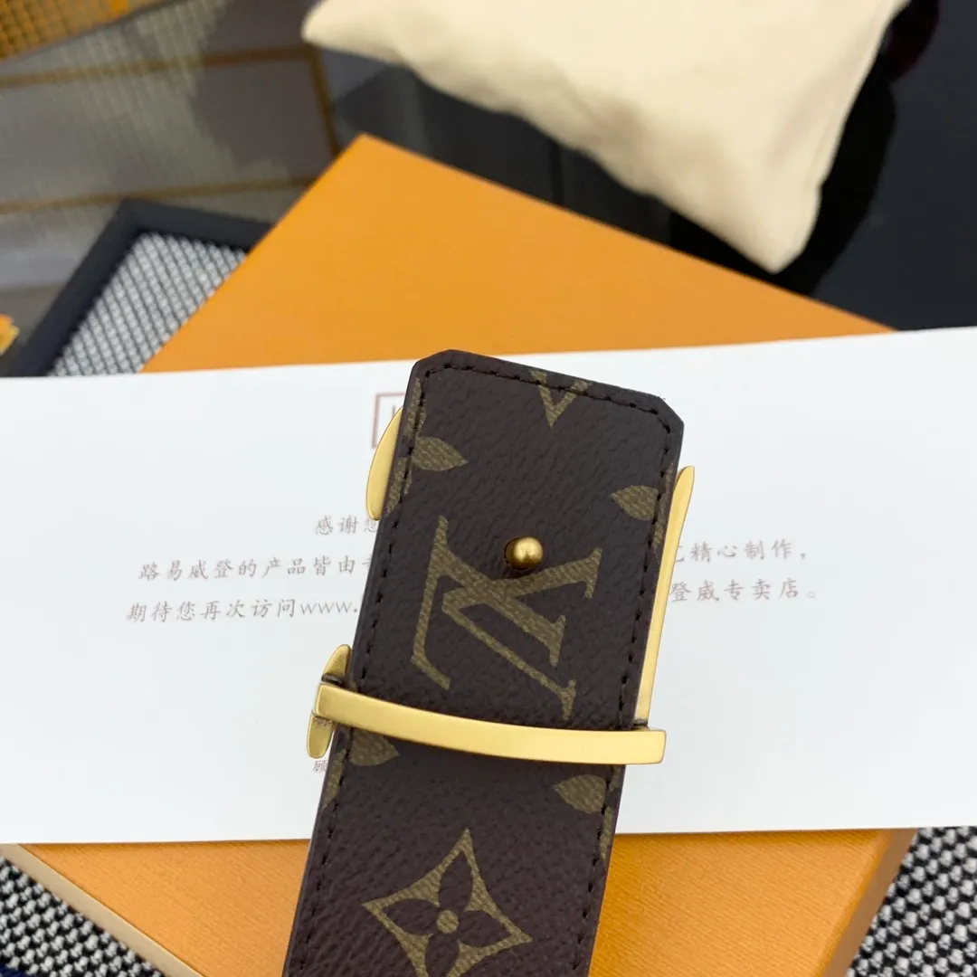 💰480💰Full package💰 💍Purchase-grade LV Louis Vuitton [New product] Genuine version Width 40MM The 2024 early autumn men's wear series follows the footsteps of Dandy sailors and embarks on a global journey. This LV Tag reversible belt has a surf-style pattern on one side, evoking memories of tropical island trips, and flips it over to reveal the classic Monogram element. LV Tag buckle adds another touch of attention