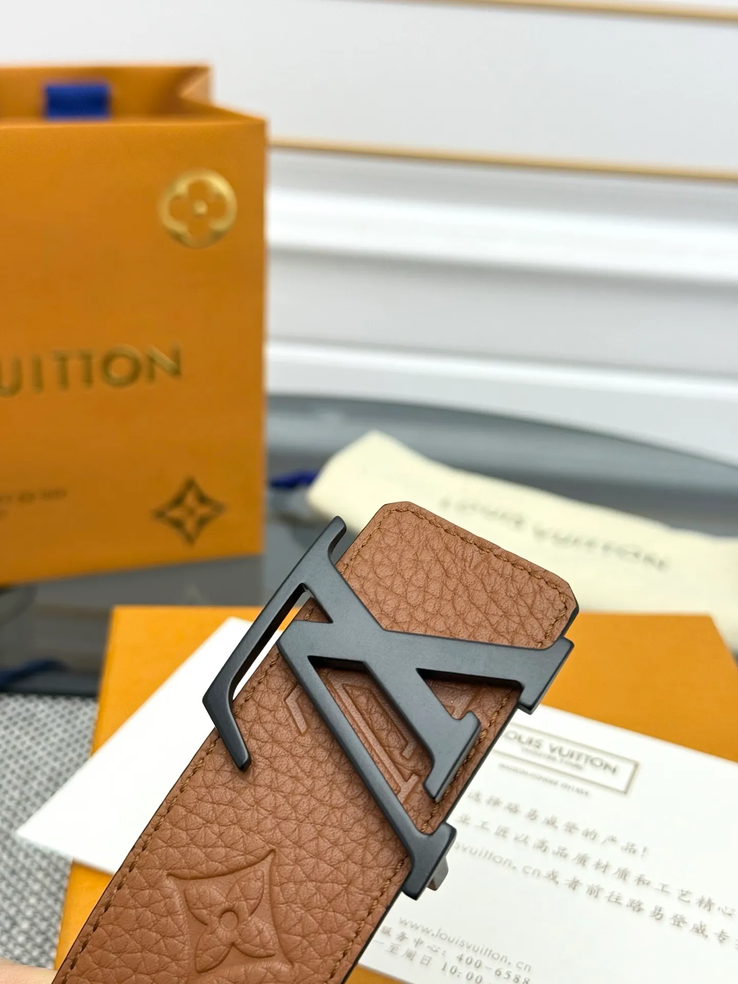 💰520💰Full package💰 💍Purchase level LV⚡️🌹Trendy men's wear New belt L V NEW Width 4cm The belt surface is made of imported Togo pebbles embossed with floral patterns. Pure black original calfskin bottom. Excellent hand feel. Paired with exquisite buckles of the same color as the belt. Multi-color🉑selected. Matches original packaging📦