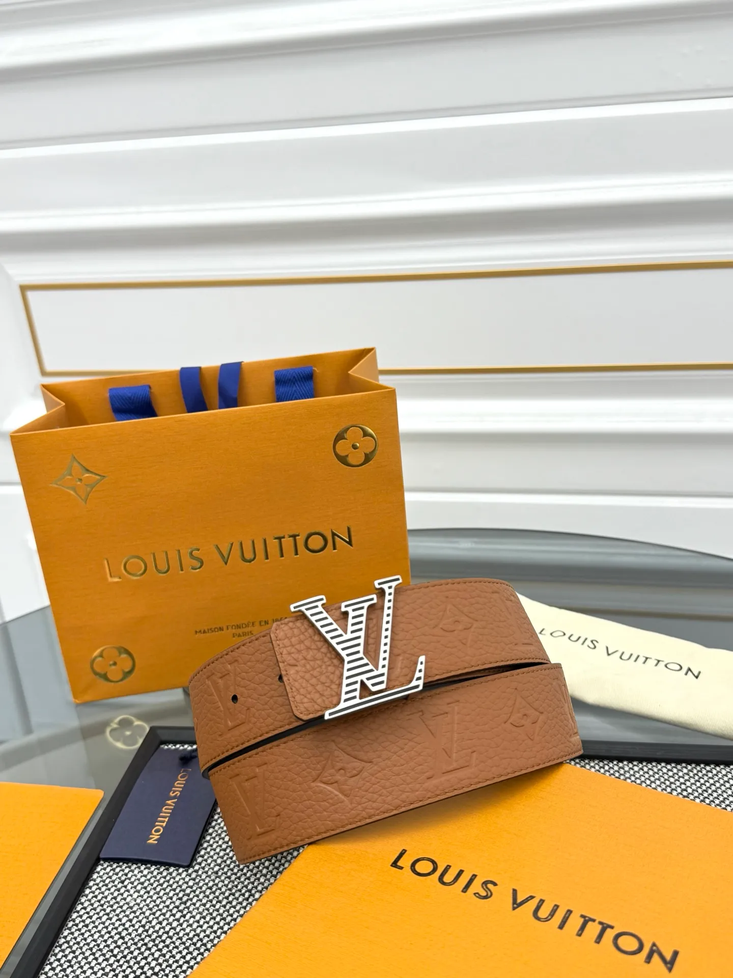 💰520💰Full package💰 💍Purchase level LV⚡️🌹Trendy men's wear New belt L V NEW Width 4cm The belt surface is made of imported Togo pebbles embossed with floral patterns. Pure black original calfskin bottom. Excellent hand feel. Paired with exquisite buckles of the same color as the belt. Multi-color🉑selected. Matches original packaging📦
