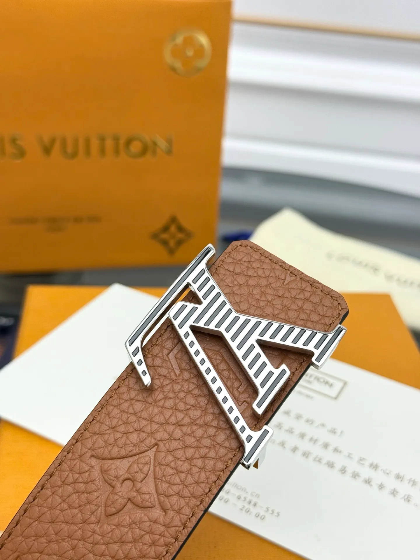 💰520💰Full package💰 💍Purchase level LV⚡️🌹Trendy men's wear New belt L V NEW Width 4cm The belt surface is made of imported Togo pebbles embossed with floral patterns. Pure black original calfskin bottom. Excellent hand feel. Paired with exquisite buckles of the same color as the belt. Multi-color🉑selected. Matches original packaging📦